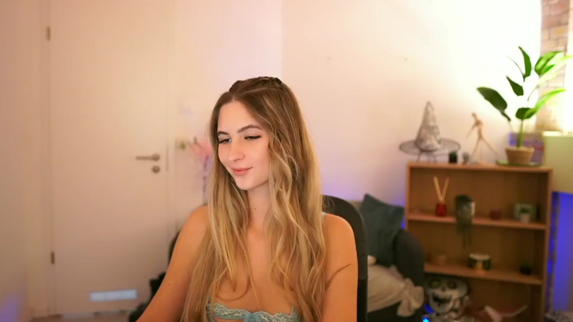 Gallery image thumbnail from CuteGirl_18's myfreecams stream on, 12/08/2024, 15:44 image 15 of 20
