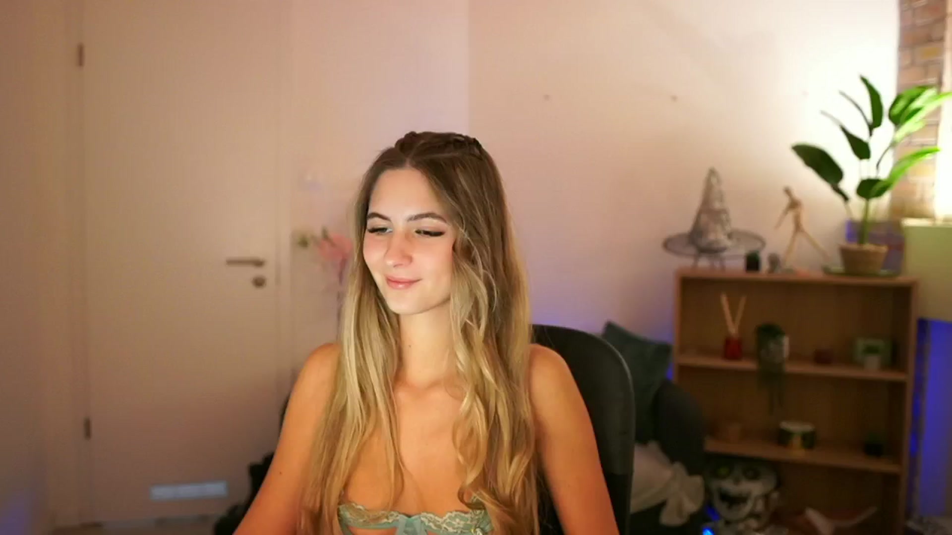 Gallery image thumbnail from CuteGirl_18's myfreecams stream on, 12/08/2024, 15:44 image 20 of 20