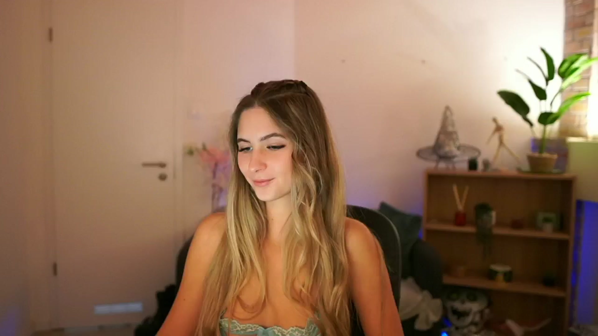 Gallery image thumbnail from CuteGirl_18's myfreecams stream on, 12/08/2024, 15:44 image 16 of 20