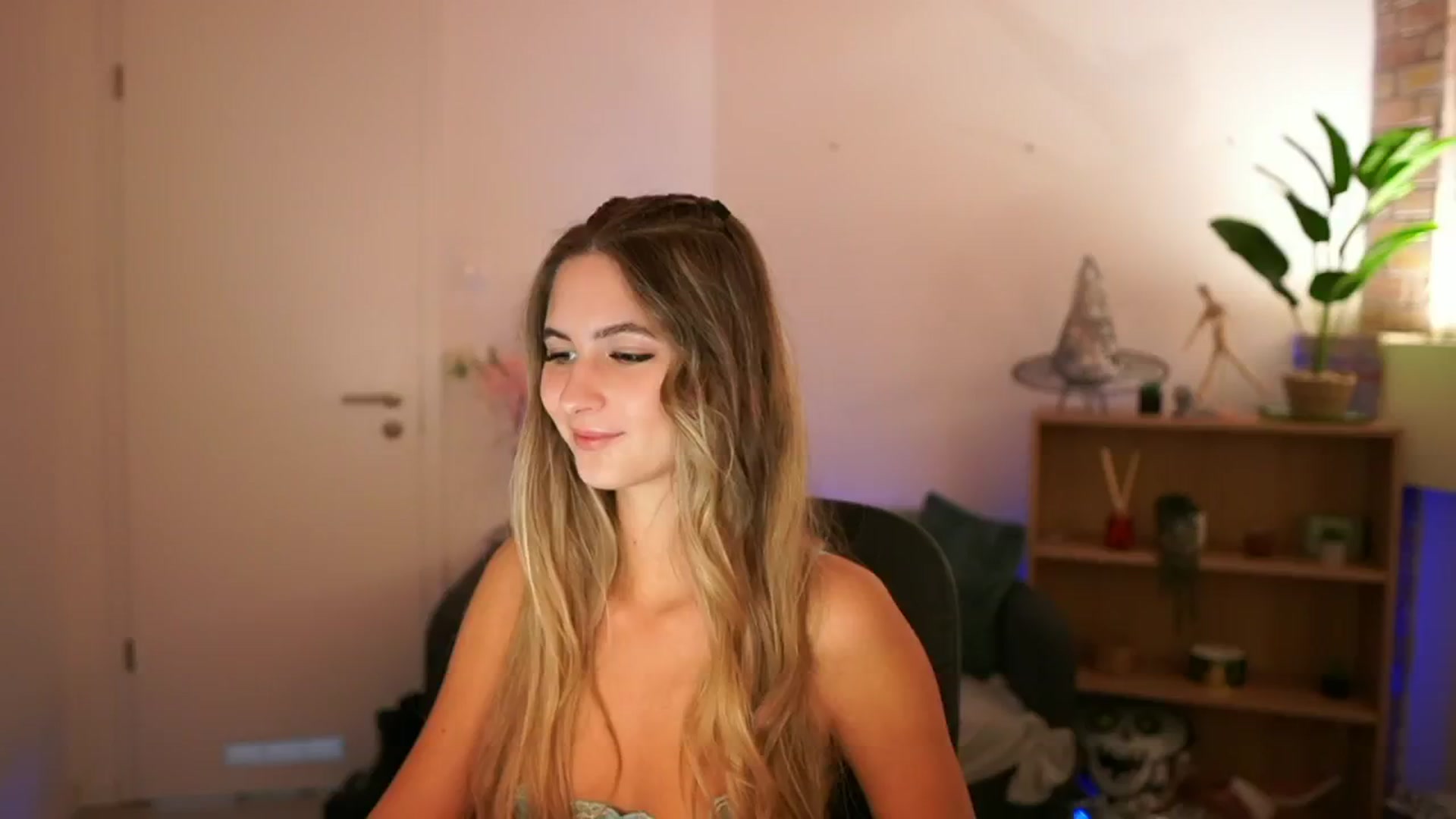 Gallery image thumbnail from CuteGirl_18's myfreecams stream on, 12/08/2024, 16:35 image 14 of 20