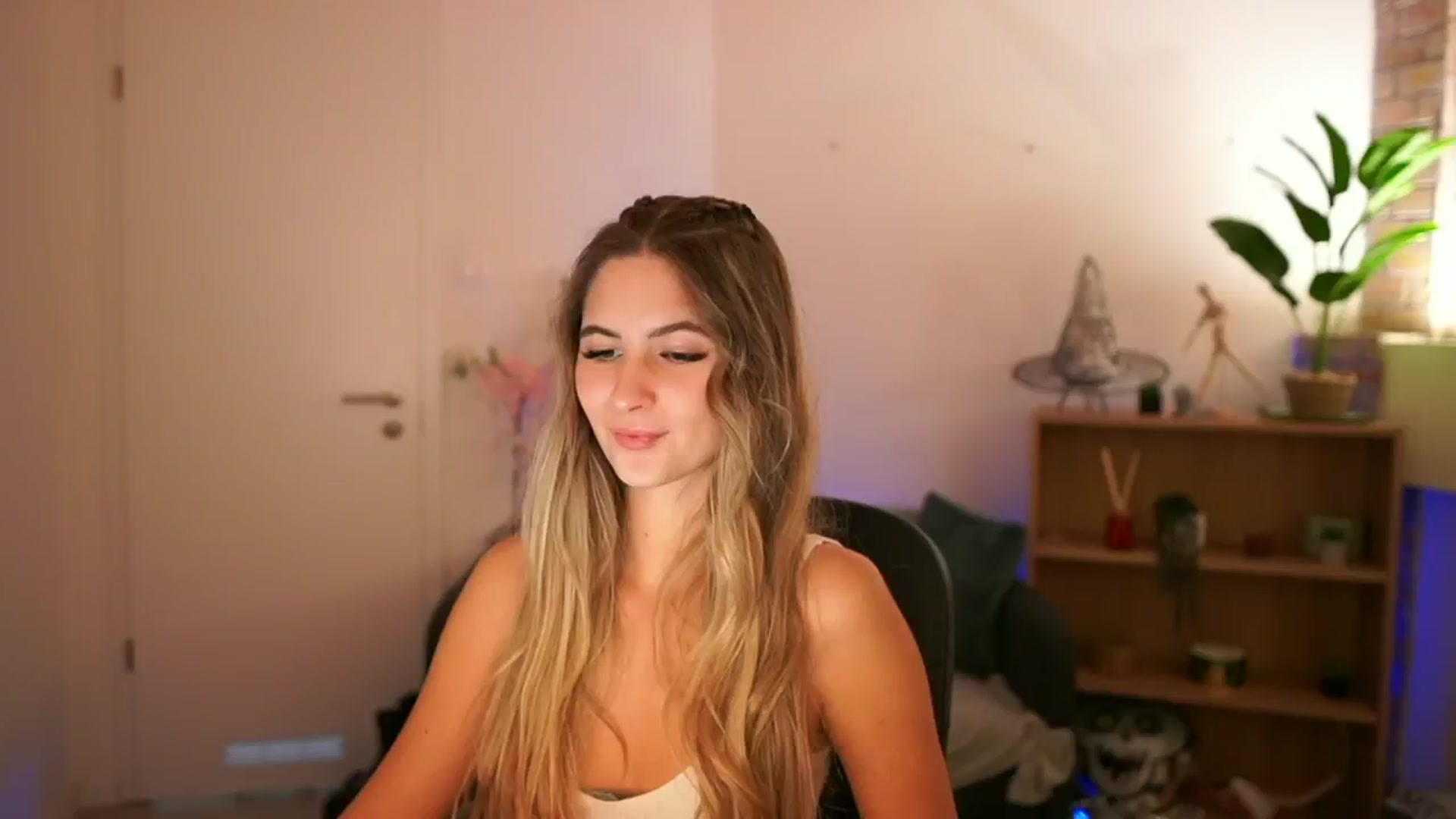 Gallery image thumbnail from CuteGirl_18's myfreecams stream on, 12/08/2024, 16:35 image 6 of 20