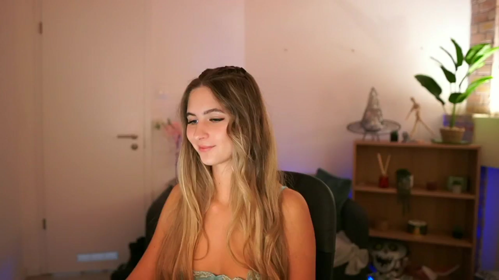 Gallery image thumbnail from CuteGirl_18's myfreecams stream on, 12/08/2024, 16:35 image 12 of 20