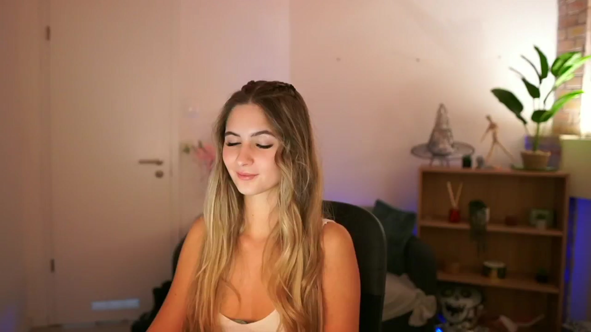 Gallery image thumbnail from CuteGirl_18's myfreecams stream on, 12/08/2024, 16:35 image 8 of 20