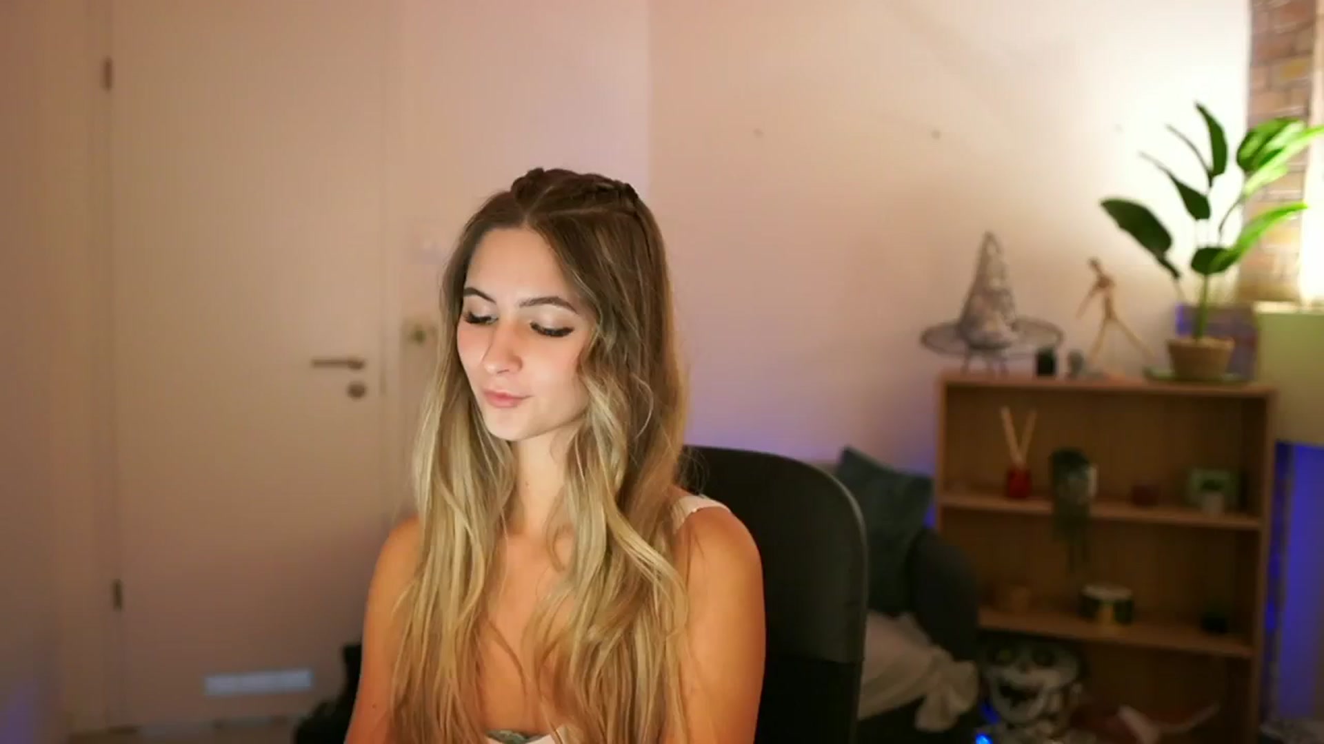 Gallery image thumbnail from CuteGirl_18's myfreecams stream on, 12/08/2024, 16:35 image 1 of 20