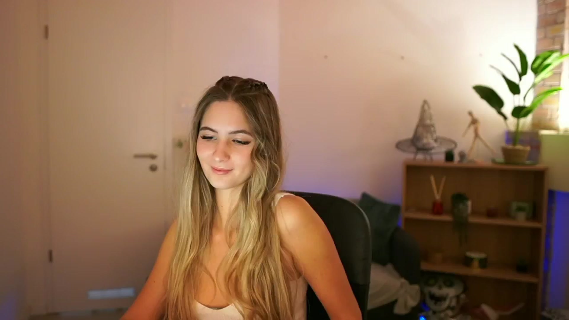 Gallery image thumbnail from CuteGirl_18's myfreecams stream on, 12/08/2024, 16:35 image 3 of 20