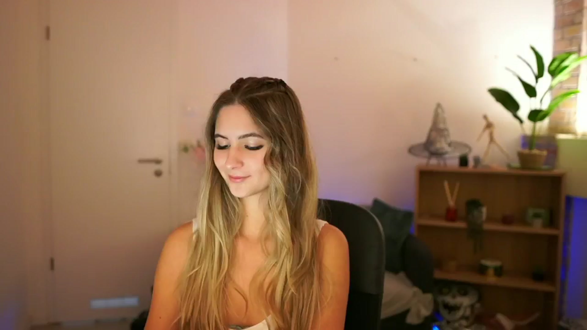 Gallery image thumbnail from CuteGirl_18's myfreecams stream on, 12/08/2024, 16:35 image 2 of 20