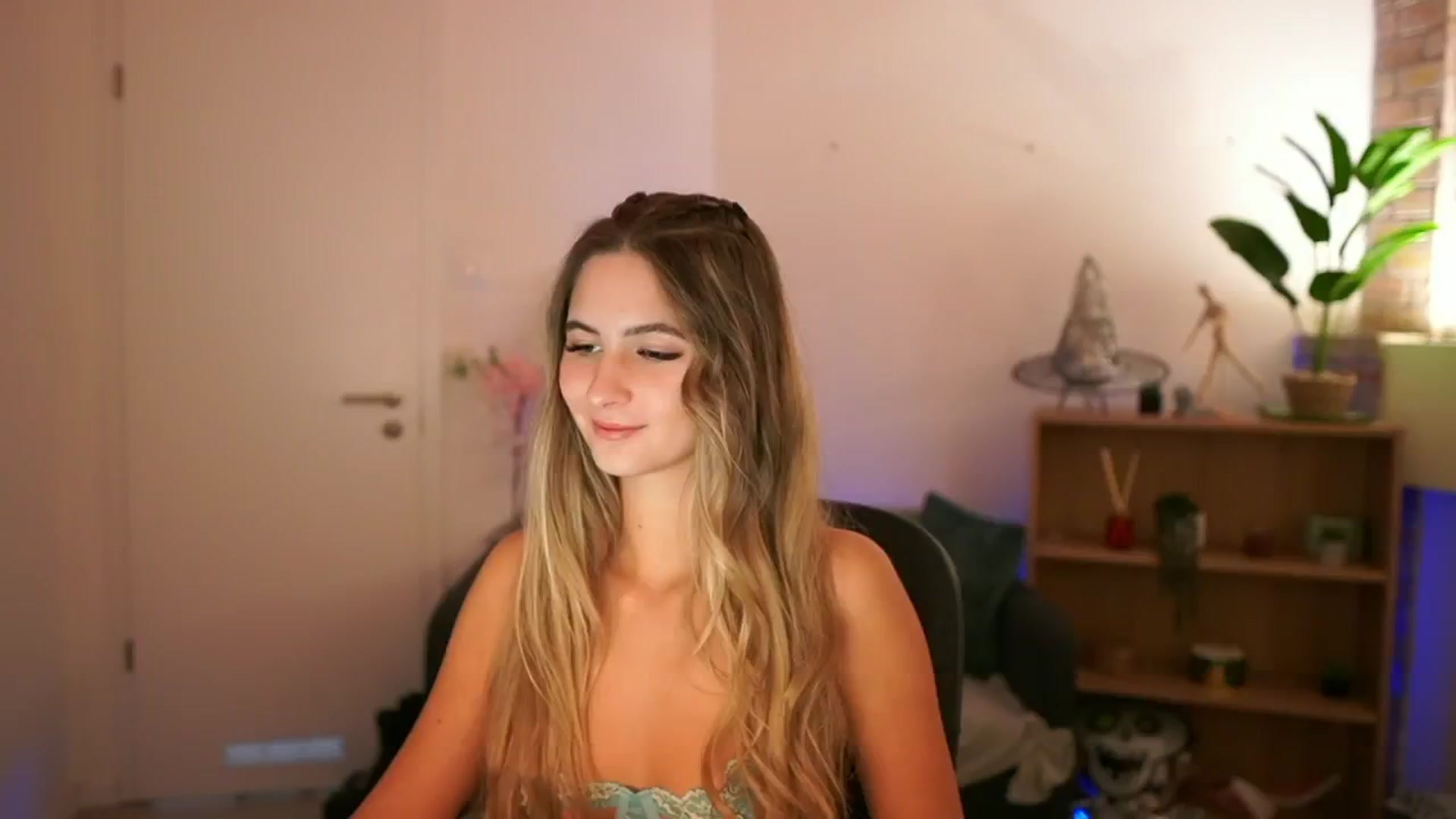 Gallery image thumbnail from CuteGirl_18's myfreecams stream on, 12/08/2024, 16:35 image 18 of 20