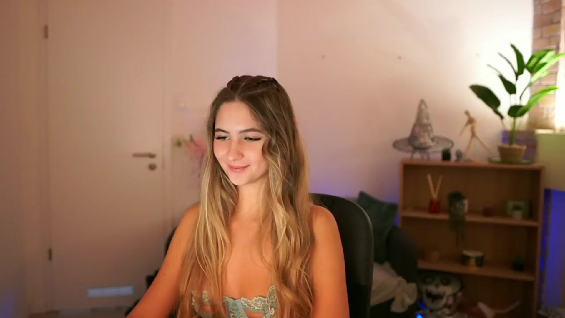 Gallery image thumbnail from CuteGirl_18's myfreecams stream on, 12/08/2024, 16:35 image 19 of 20