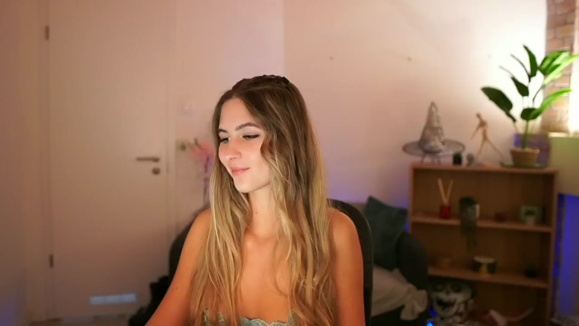 Gallery image thumbnail from CuteGirl_18's myfreecams stream on, 12/08/2024, 16:35 image 20 of 20