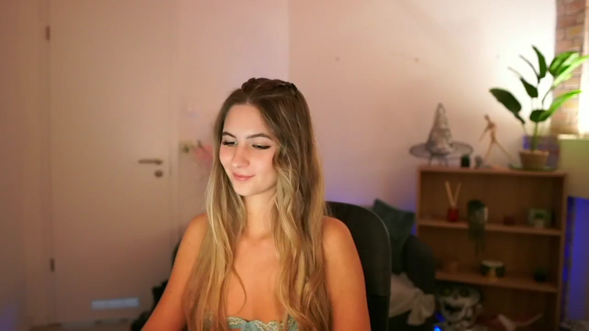 Gallery image thumbnail from CuteGirl_18's myfreecams stream on, 12/08/2024, 16:35 image 13 of 20