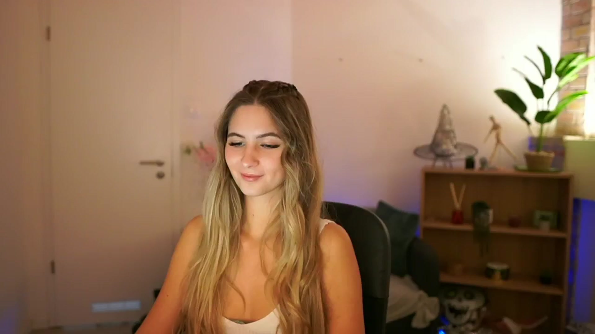 Gallery image thumbnail from CuteGirl_18's myfreecams stream on, 12/08/2024, 16:35 image 4 of 20