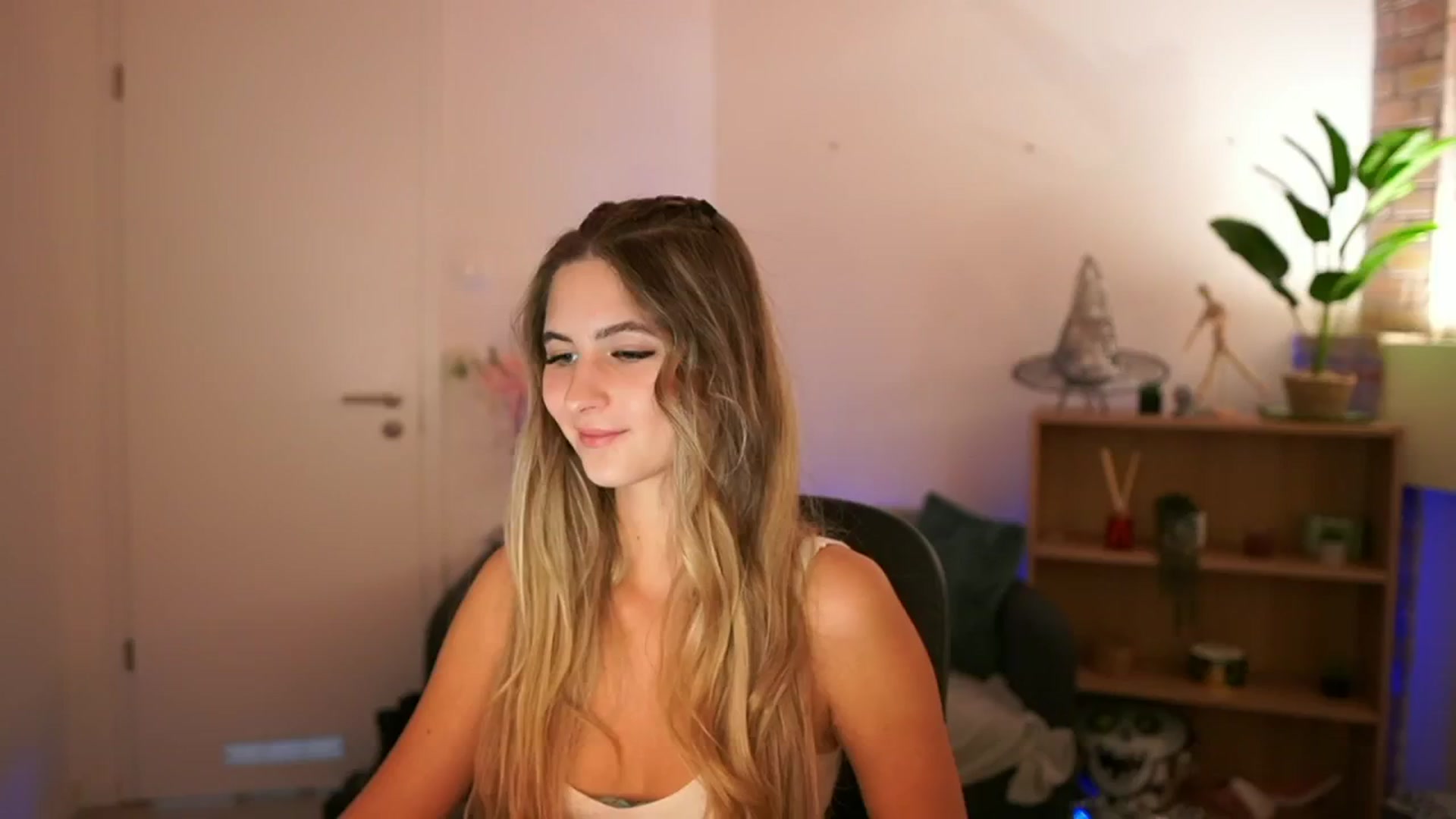 Gallery image thumbnail from CuteGirl_18's myfreecams stream on, 12/08/2024, 16:35 image 9 of 20