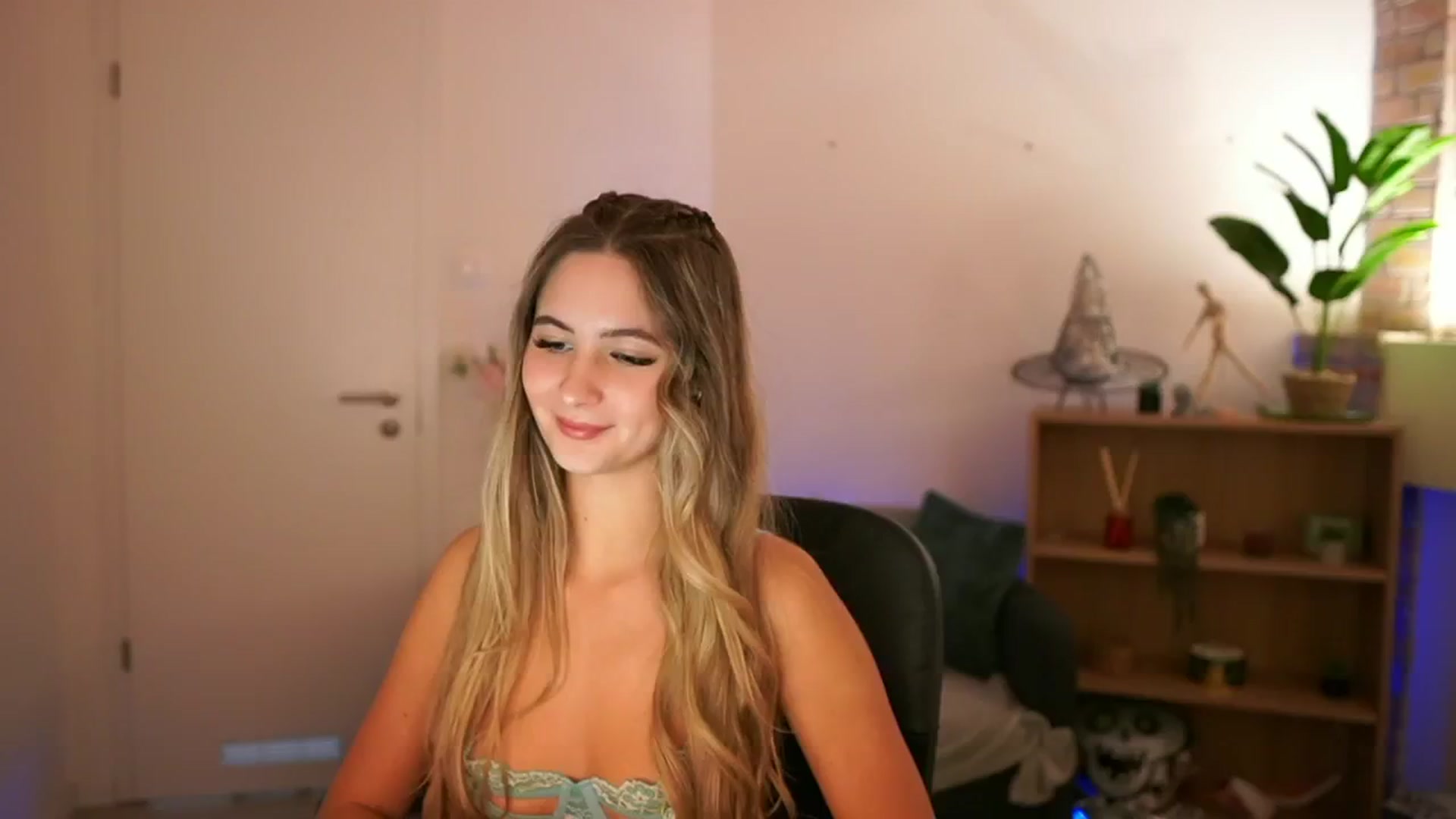 Gallery image thumbnail from CuteGirl_18's myfreecams stream on, 12/08/2024, 17:16 image 3 of 20