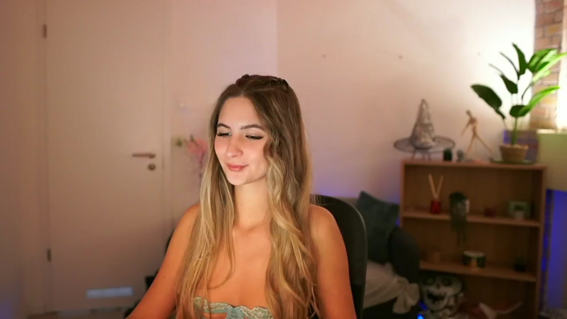 Gallery image thumbnail from CuteGirl_18's myfreecams stream on, 12/08/2024, 17:16 image 4 of 20