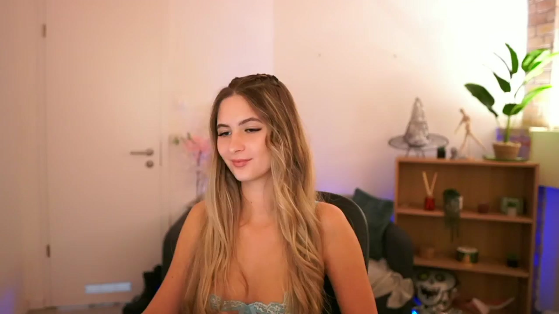 Gallery image thumbnail from CuteGirl_18's myfreecams stream on, 12/08/2024, 17:52 image 17 of 20