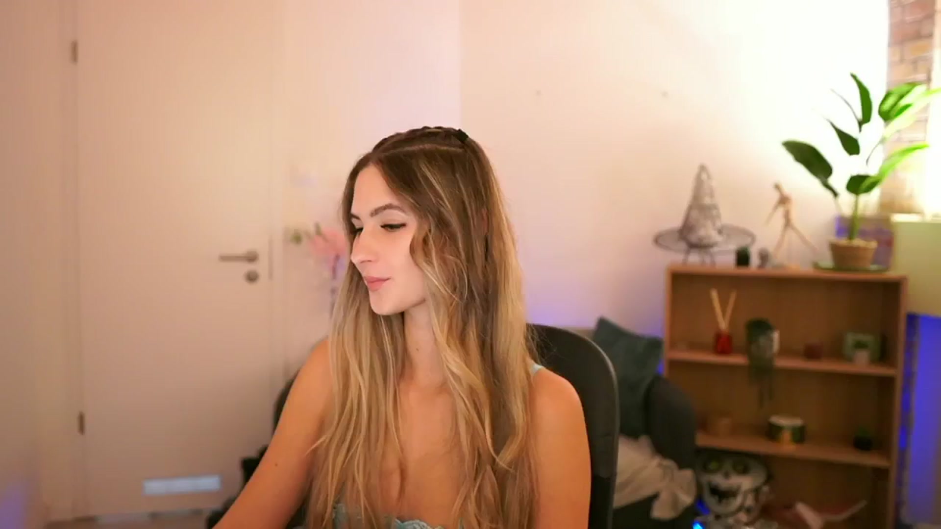 Gallery image thumbnail from CuteGirl_18's myfreecams stream on, 12/08/2024, 17:52 image 10 of 20