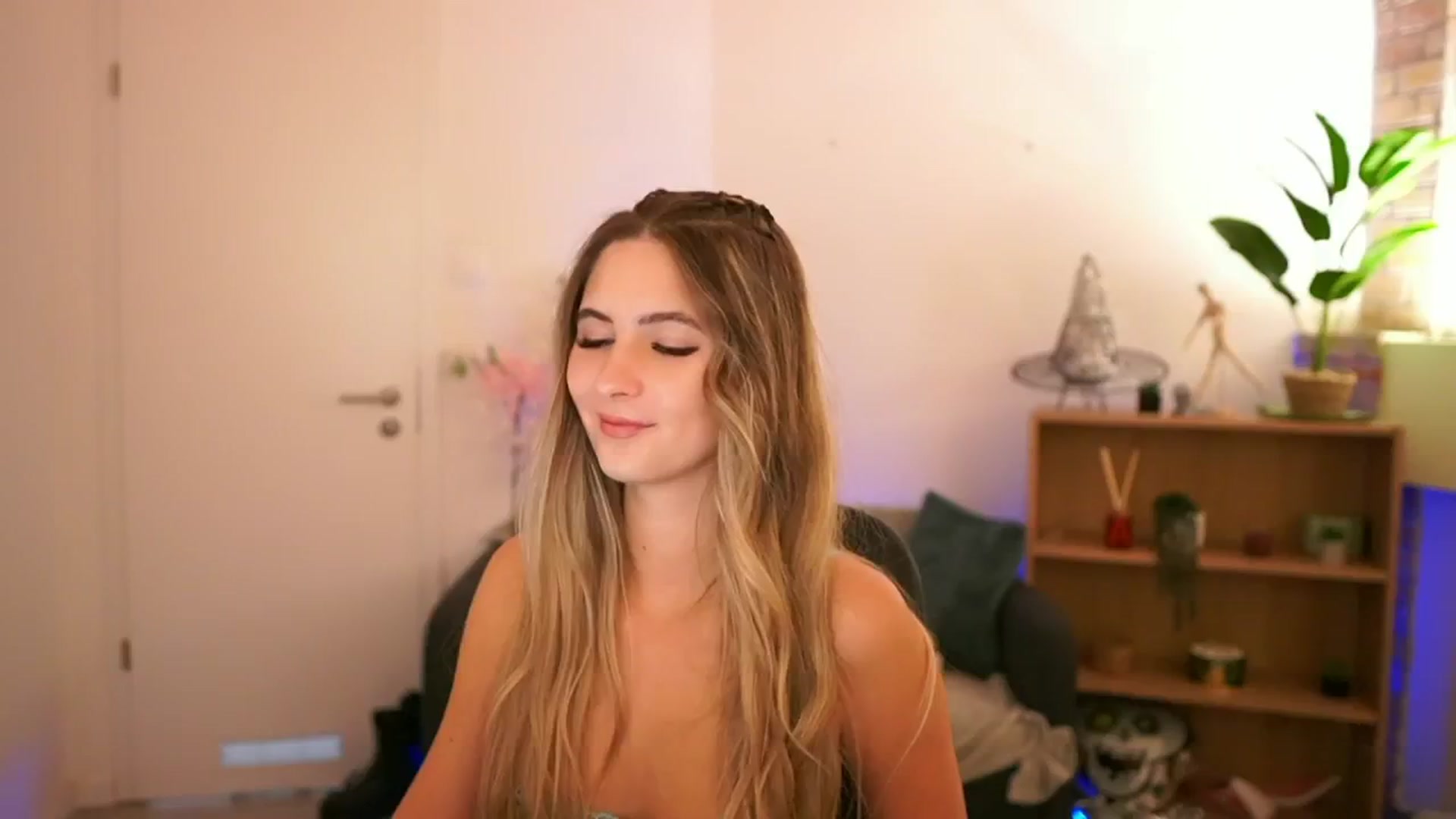 Gallery image thumbnail from CuteGirl_18's myfreecams stream on, 12/08/2024, 17:52 image 7 of 20