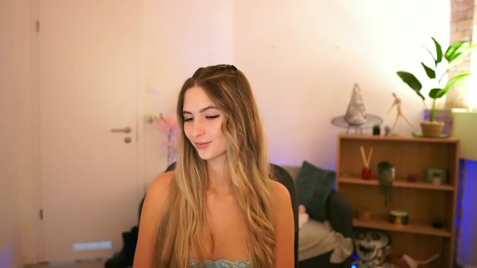 Gallery image thumbnail from CuteGirl_18's myfreecams stream on, 12/08/2024, 17:52 image 19 of 20