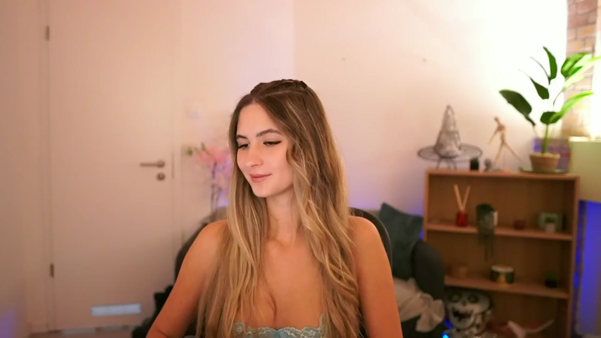 Gallery image thumbnail from CuteGirl_18's myfreecams stream on, 12/08/2024, 17:52 image 16 of 20