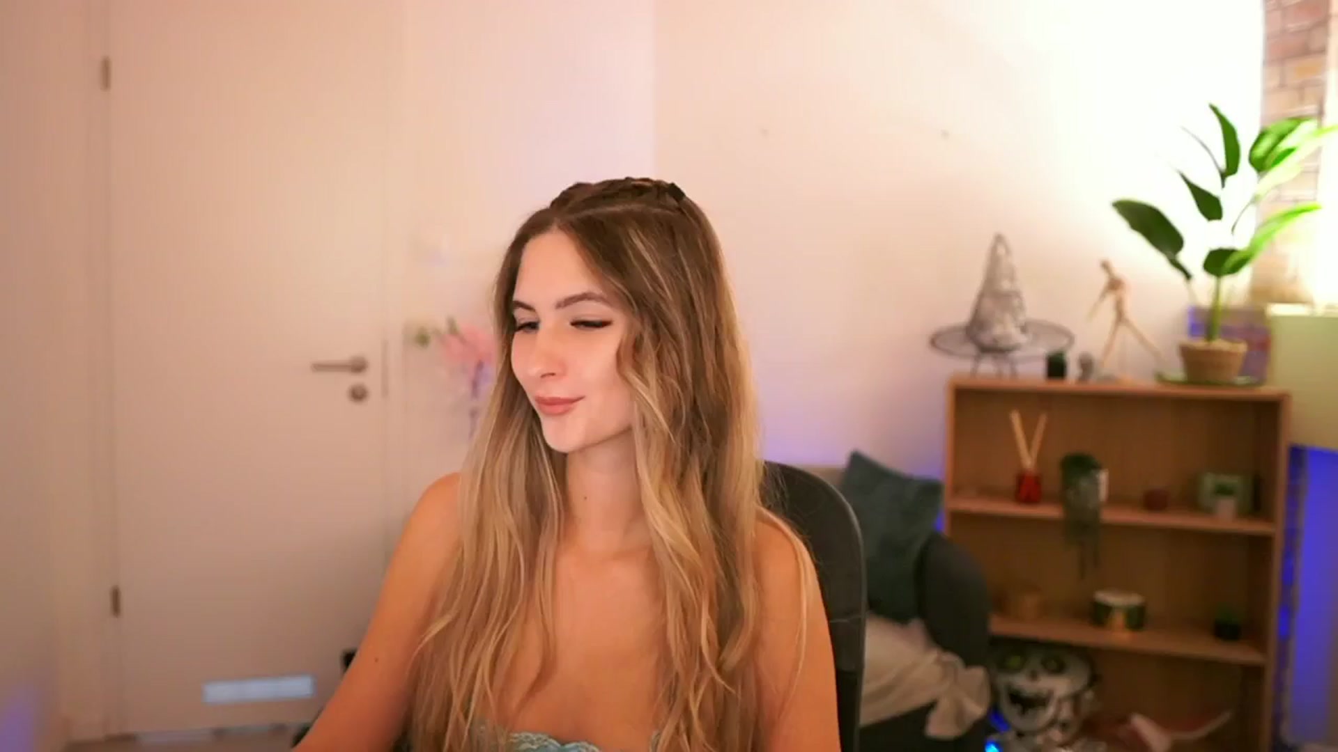 Gallery image thumbnail from CuteGirl_18's myfreecams stream on, 12/08/2024, 17:52 image 4 of 20