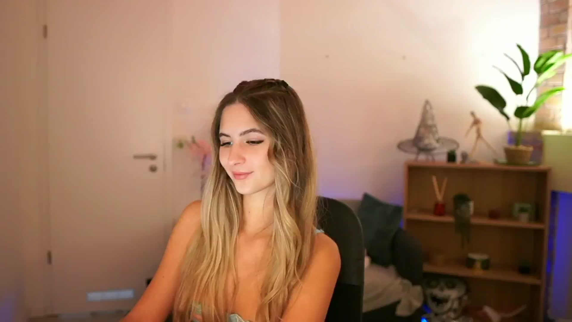 Gallery image thumbnail from CuteGirl_18's myfreecams stream on, 12/08/2024, 17:52 image 12 of 20
