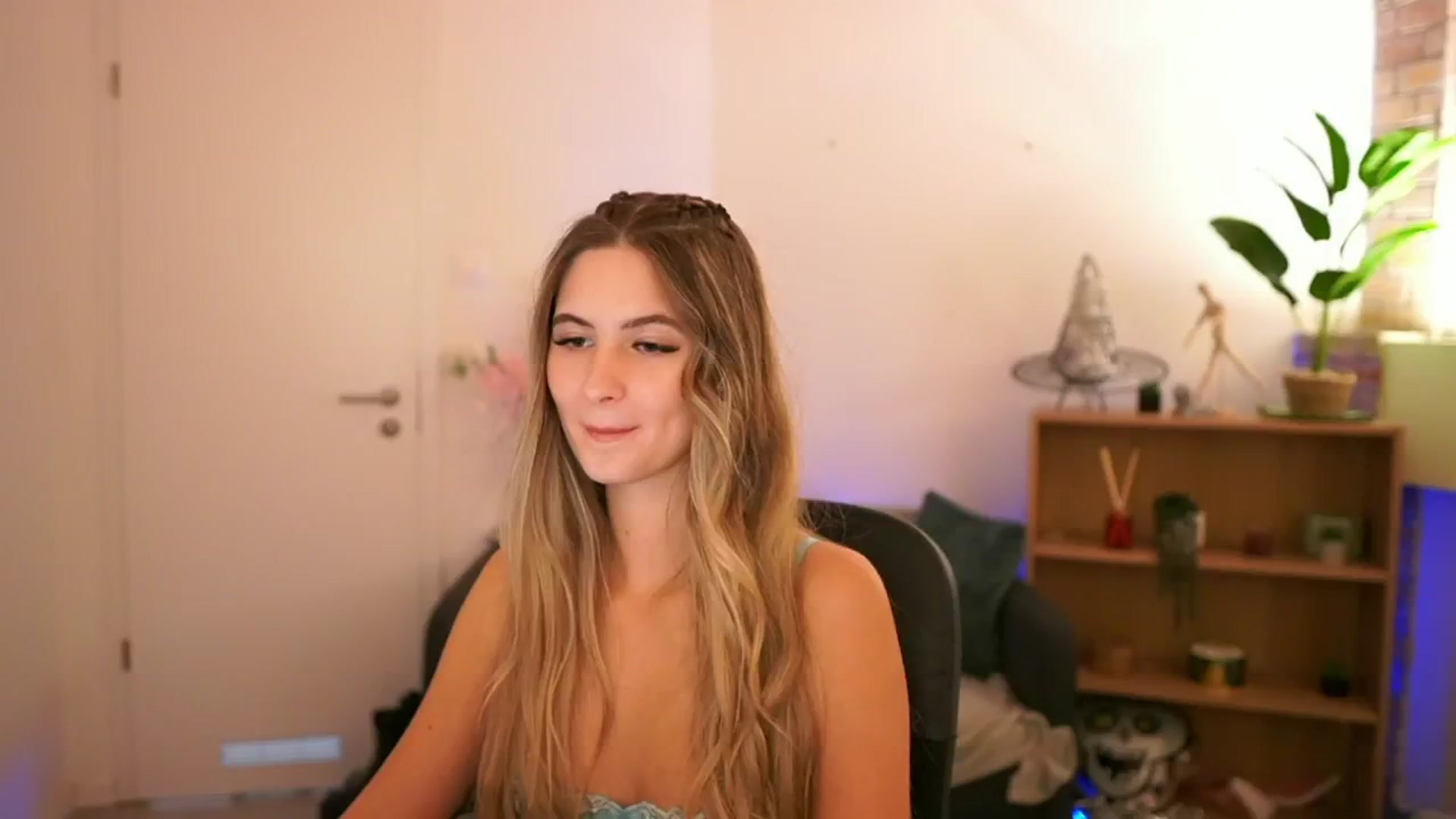 Gallery image thumbnail from CuteGirl_18's myfreecams stream on, 12/08/2024, 17:52 image 8 of 20
