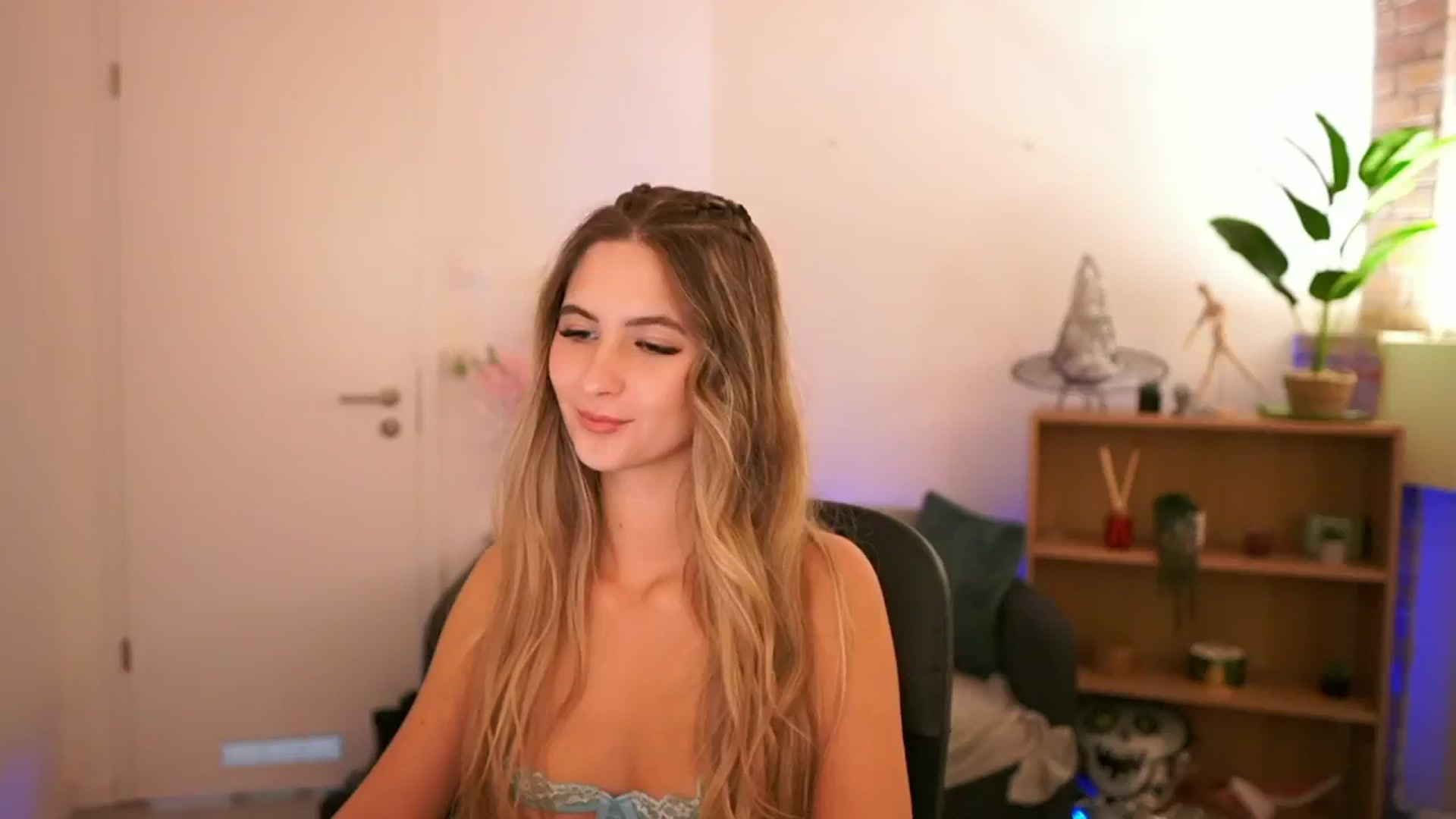 Gallery image thumbnail from CuteGirl_18's myfreecams stream on, 12/08/2024, 17:52 image 3 of 20