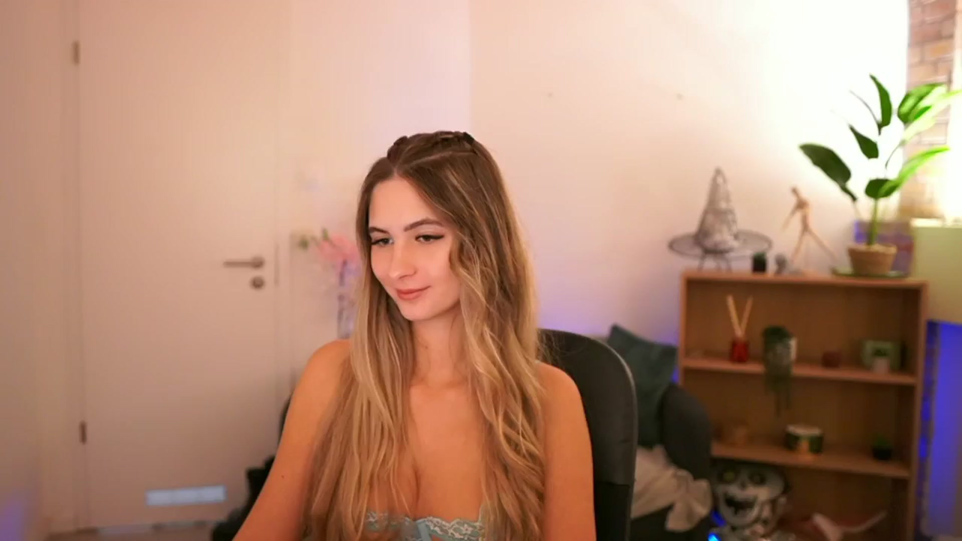 Gallery image thumbnail from CuteGirl_18's myfreecams stream on, 12/08/2024, 17:52 image 18 of 20