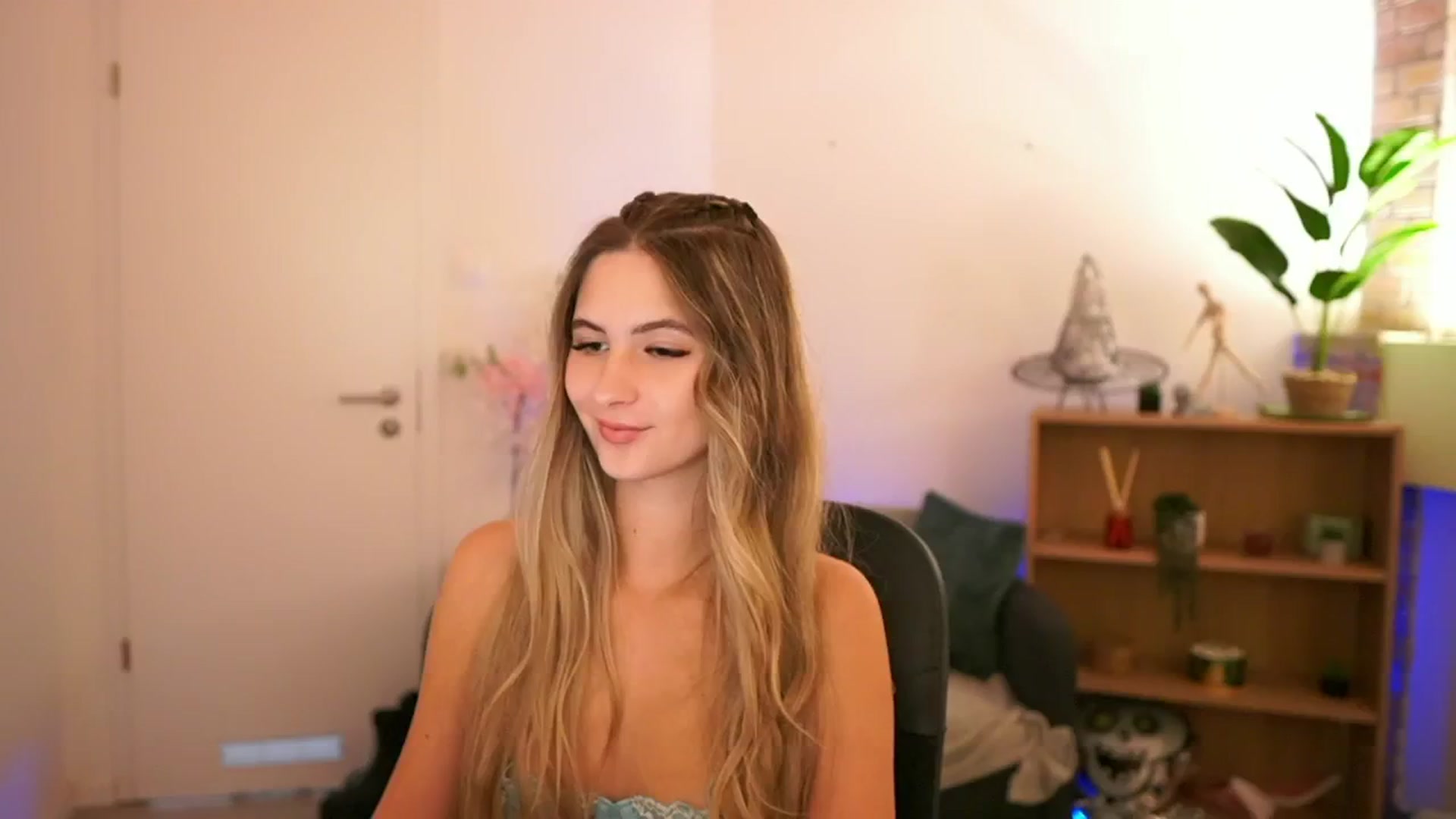 Gallery image thumbnail from CuteGirl_18's myfreecams stream on, 12/08/2024, 17:52 image 9 of 20