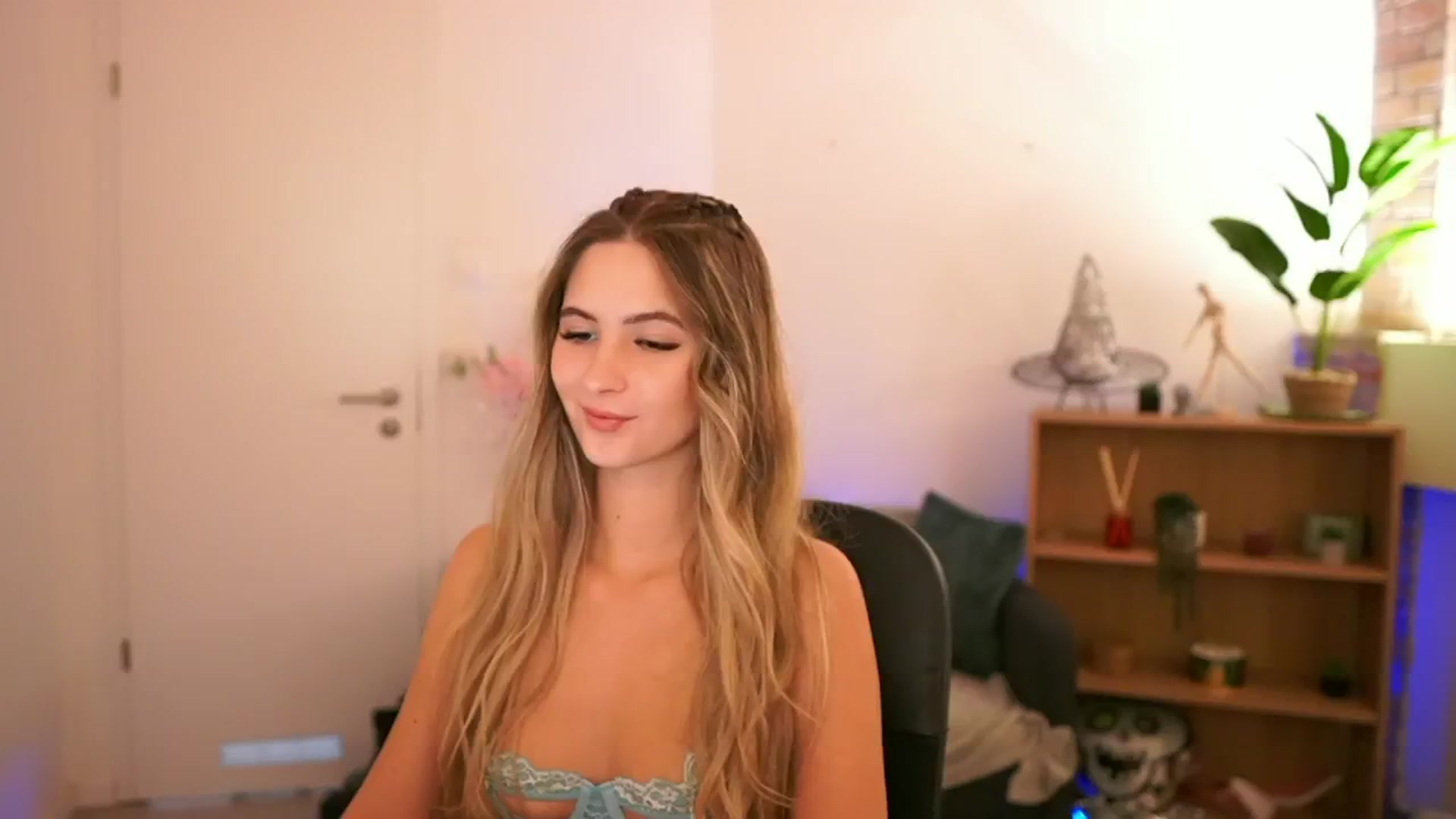 Gallery image thumbnail from CuteGirl_18's myfreecams stream on, 12/08/2024, 17:52 image 2 of 20