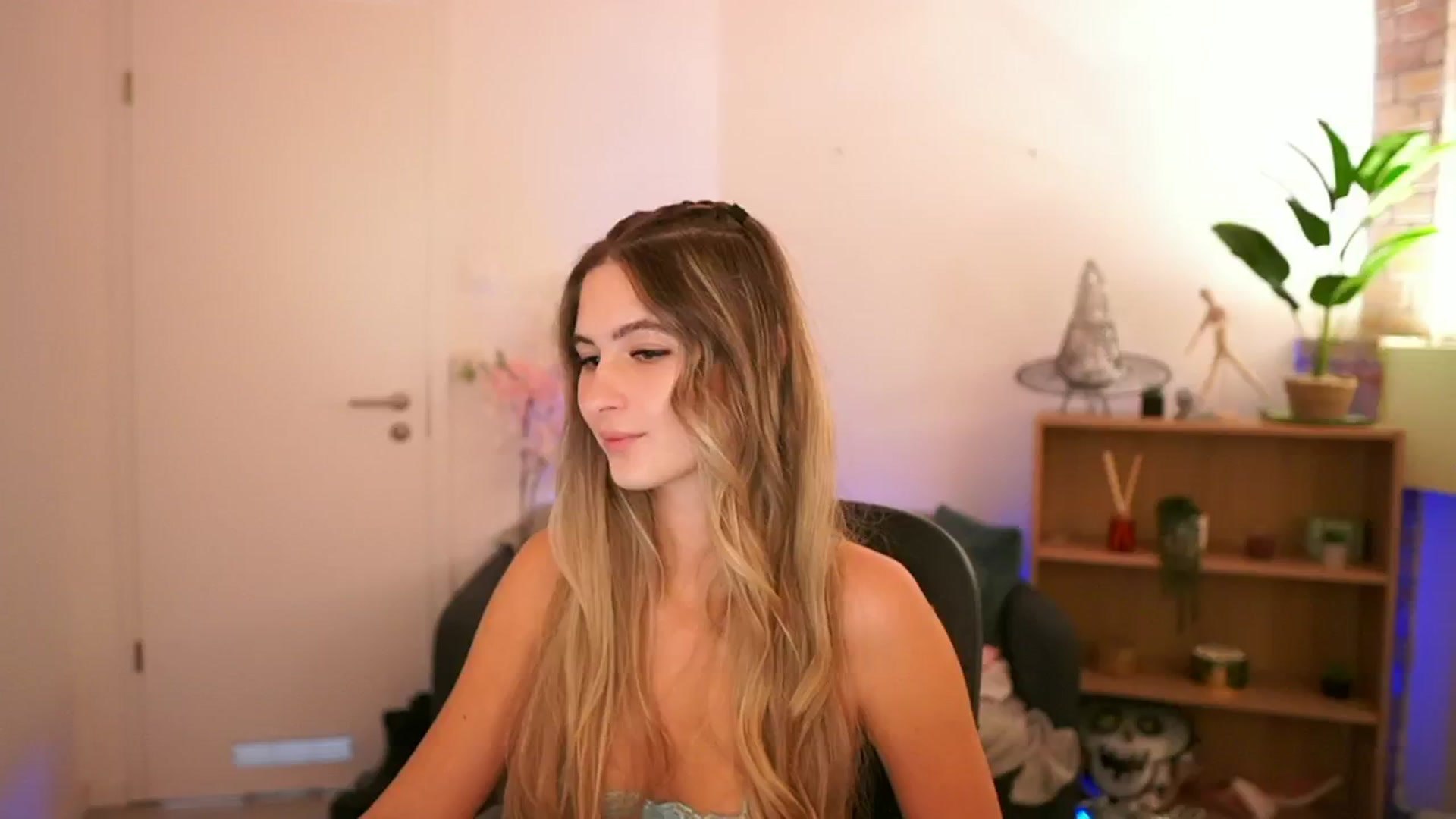 Gallery image thumbnail from CuteGirl_18's myfreecams stream on, 12/08/2024, 18:48 image 19 of 20