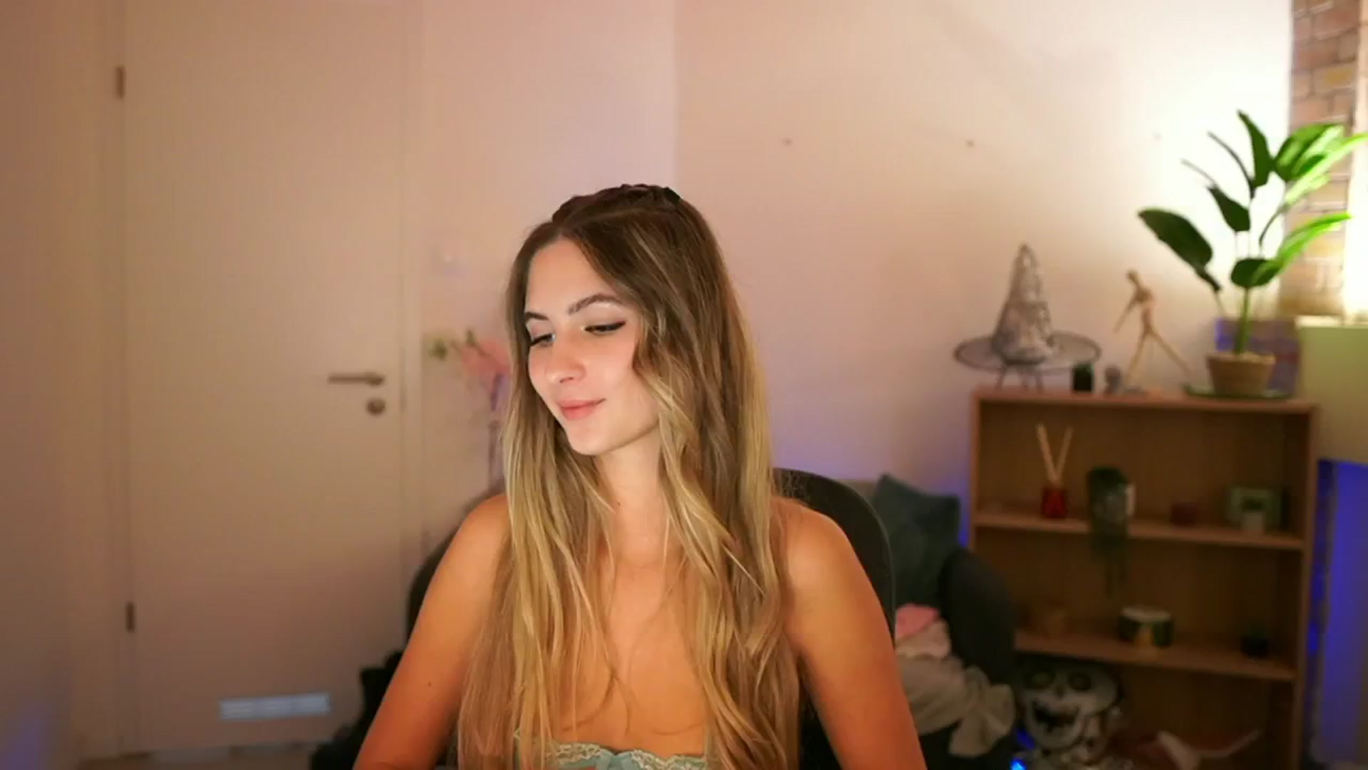 Gallery image thumbnail from CuteGirl_18's myfreecams stream on, 12/08/2024, 18:48 image 5 of 20
