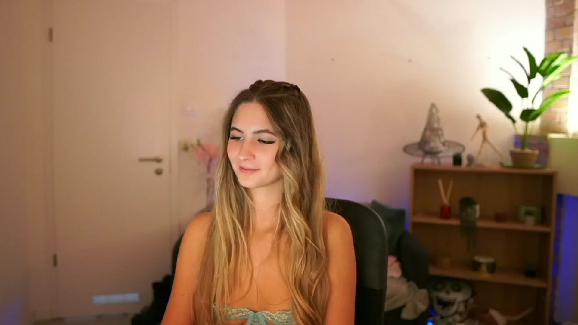 Gallery image thumbnail from CuteGirl_18's myfreecams stream on, 12/08/2024, 18:48 image 9 of 20