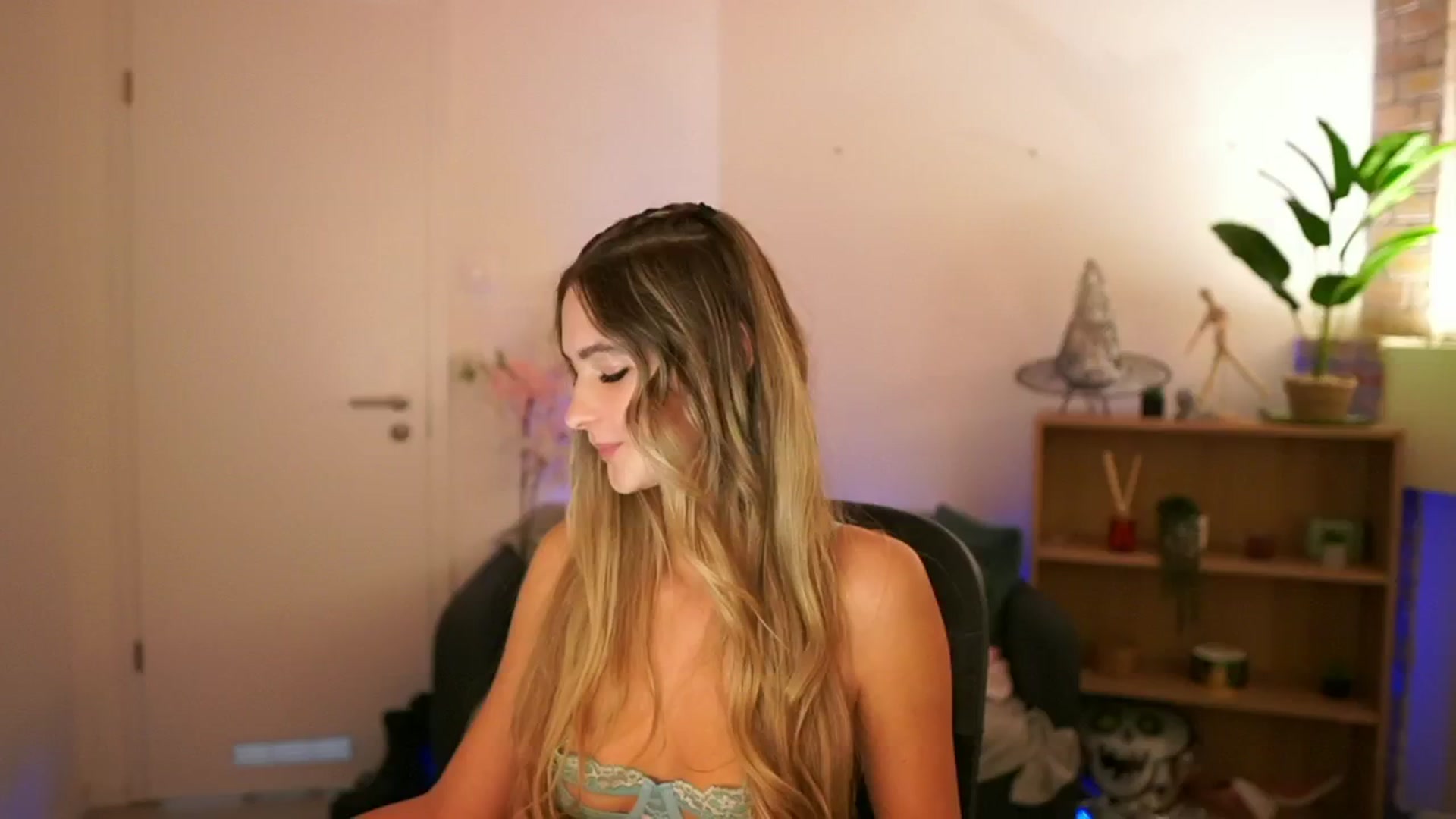 Gallery image thumbnail from CuteGirl_18's myfreecams stream on, 12/08/2024, 18:48 image 11 of 20