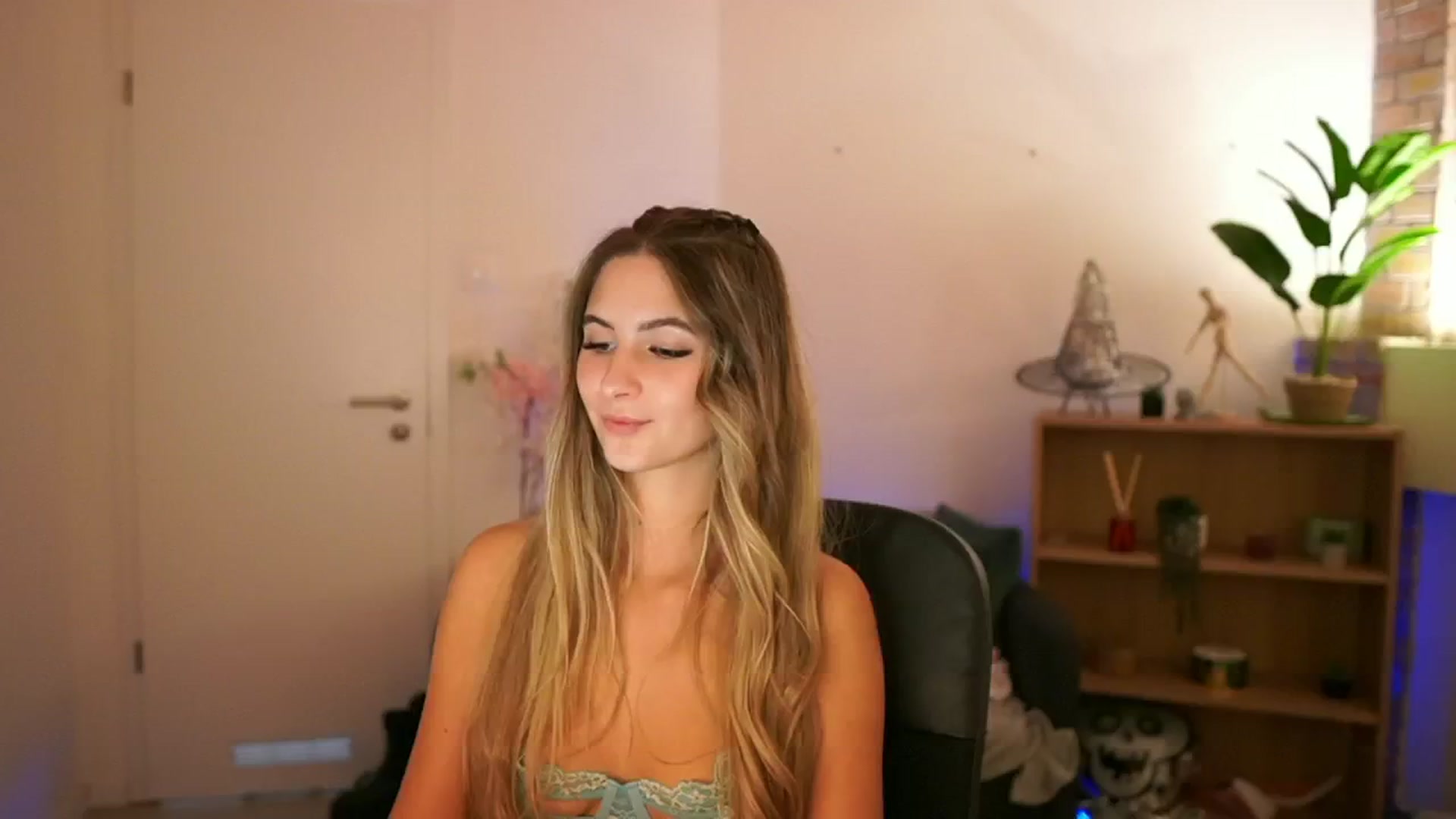 Gallery image thumbnail from CuteGirl_18's myfreecams stream on, 12/08/2024, 18:48 image 8 of 20