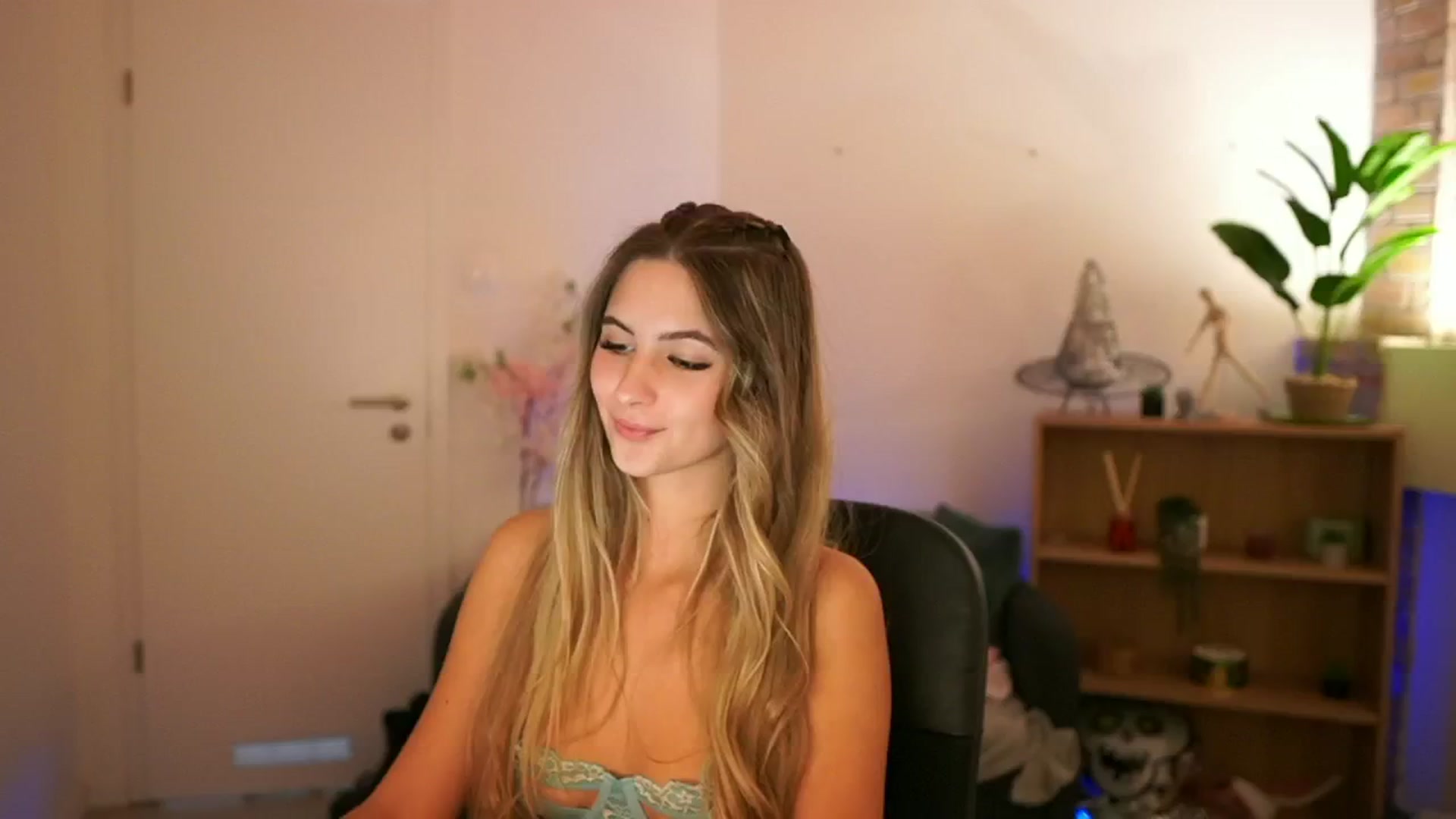 Gallery image thumbnail from CuteGirl_18's myfreecams stream on, 12/08/2024, 18:48 image 6 of 20