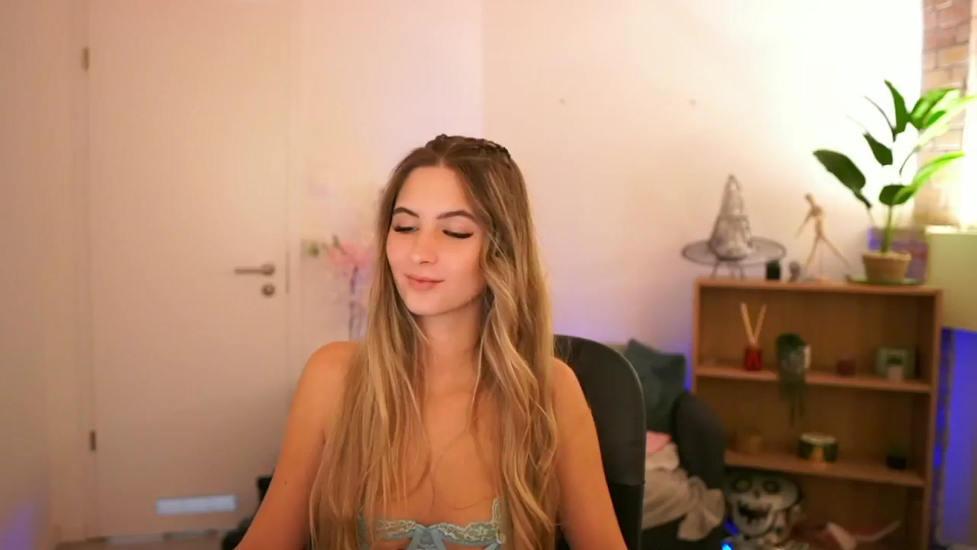 Gallery image thumbnail from CuteGirl_18's myfreecams stream on, 12/08/2024, 18:48 image 4 of 20