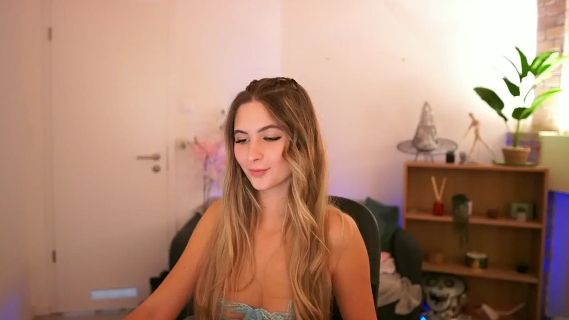 Gallery image thumbnail from CuteGirl_18's myfreecams stream on, 12/08/2024, 18:48 image 1 of 20