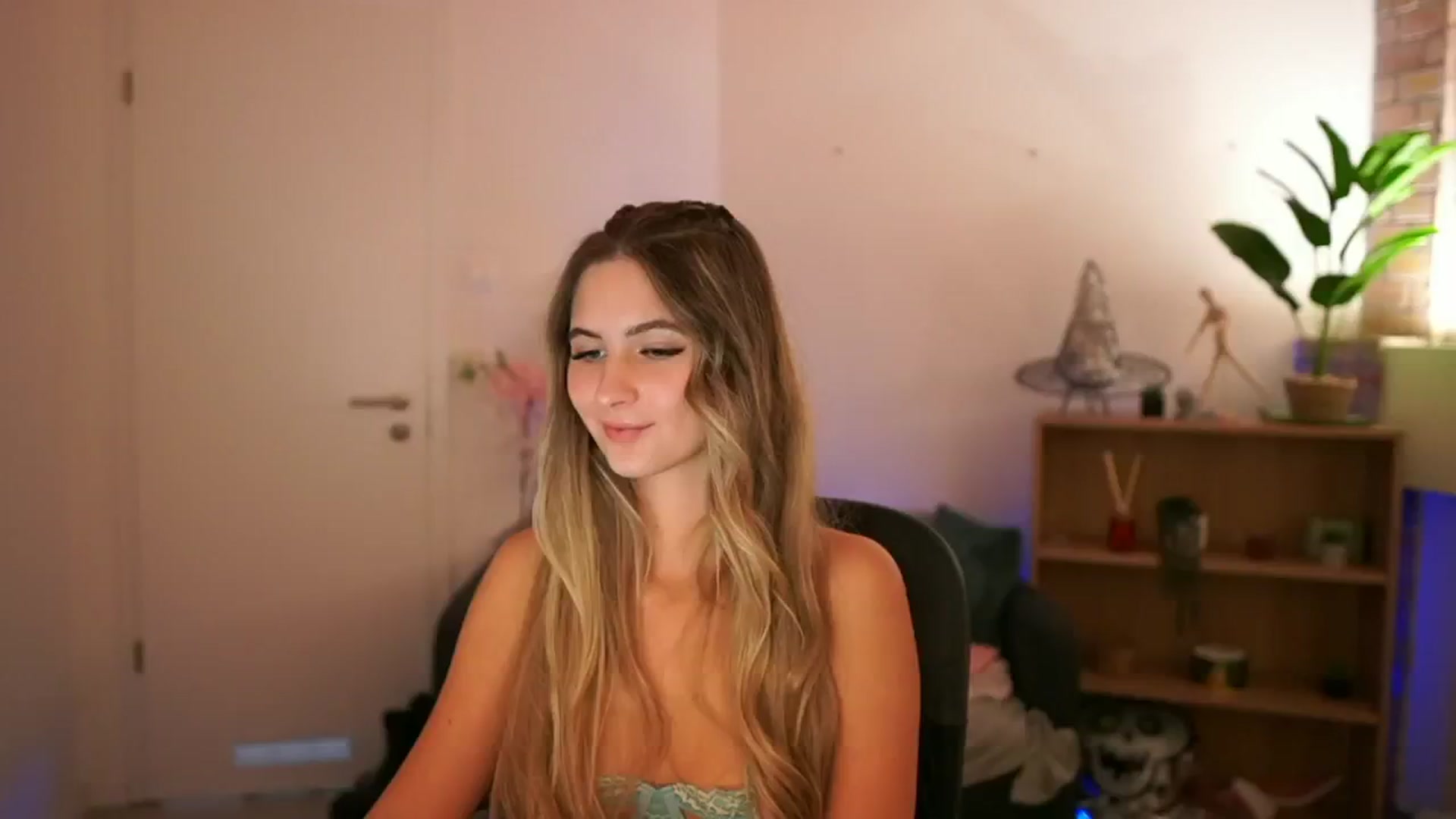 Gallery image thumbnail from CuteGirl_18's myfreecams stream on, 12/08/2024, 18:48 image 17 of 20