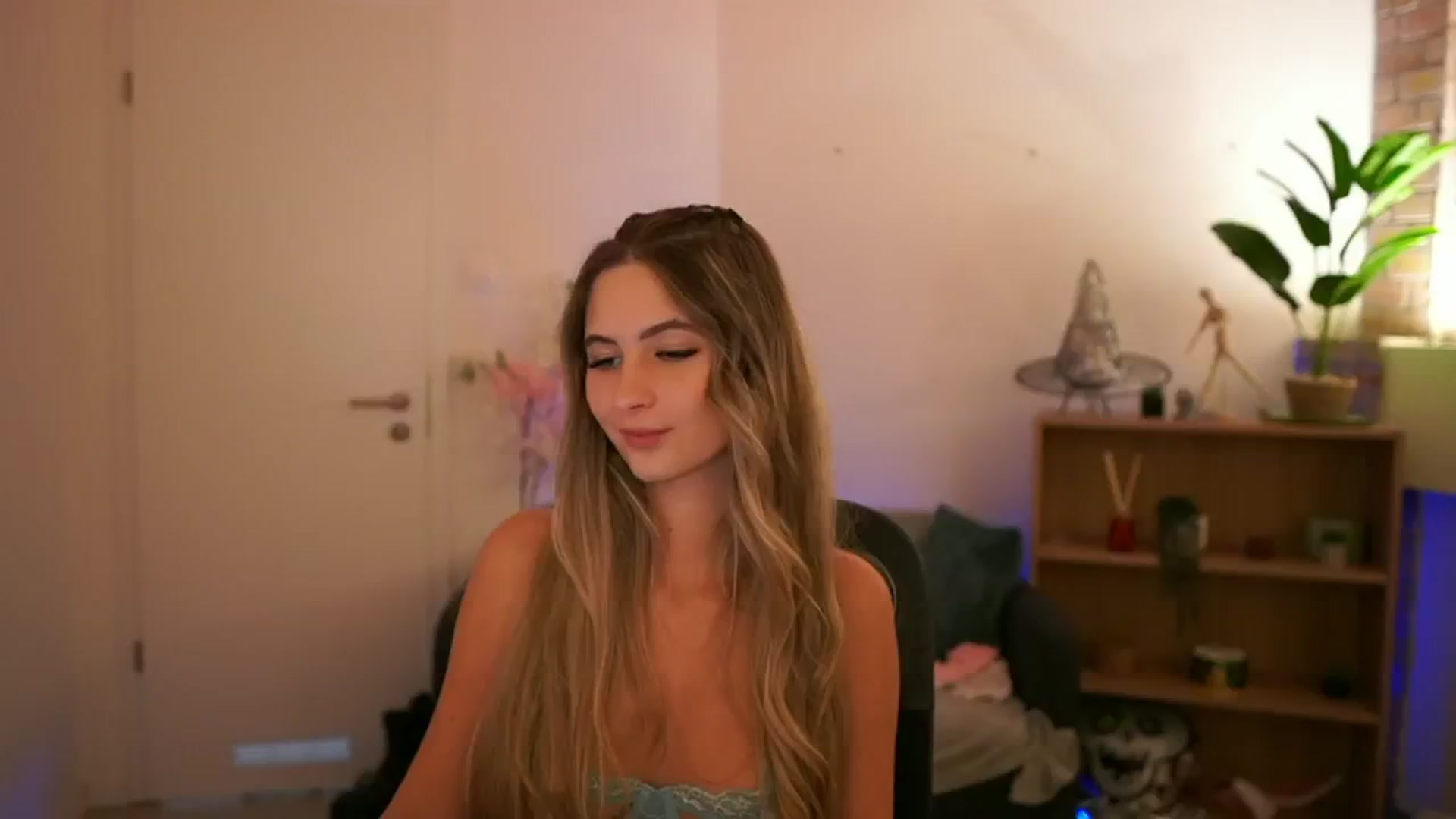 Gallery image thumbnail from CuteGirl_18's myfreecams stream on, 12/08/2024, 18:48 image 13 of 20