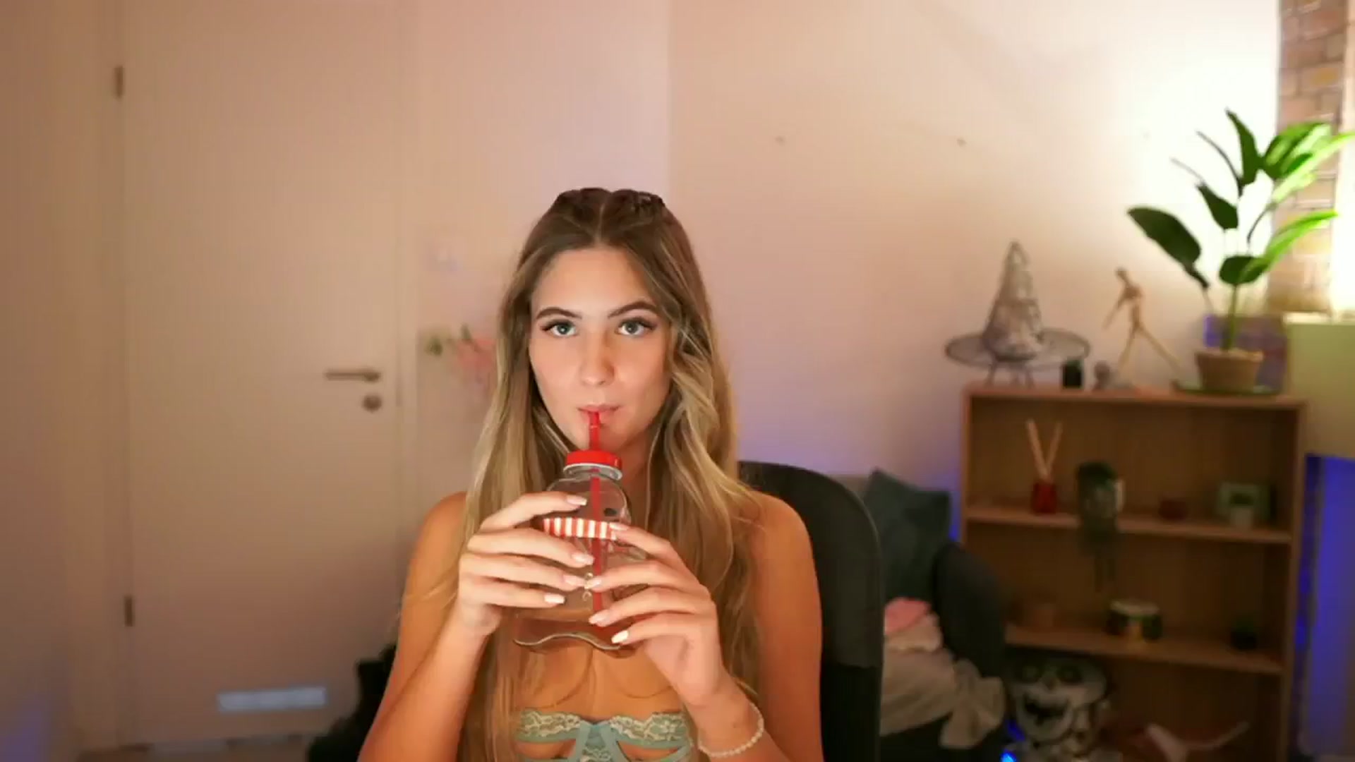 Gallery image thumbnail from CuteGirl_18's myfreecams stream on, 12/08/2024, 18:48 image 10 of 20
