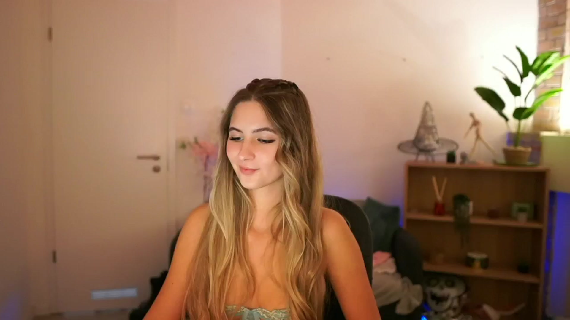 Gallery image thumbnail from CuteGirl_18's myfreecams stream on, 12/08/2024, 18:48 image 16 of 20