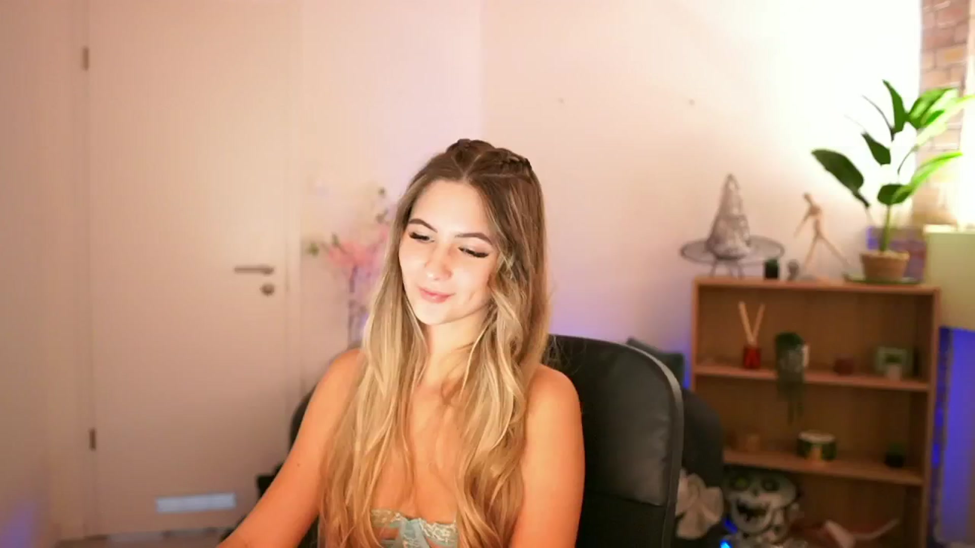 Gallery image thumbnail from CuteGirl_18's myfreecams stream on, 12/08/2024, 18:48 image 18 of 20