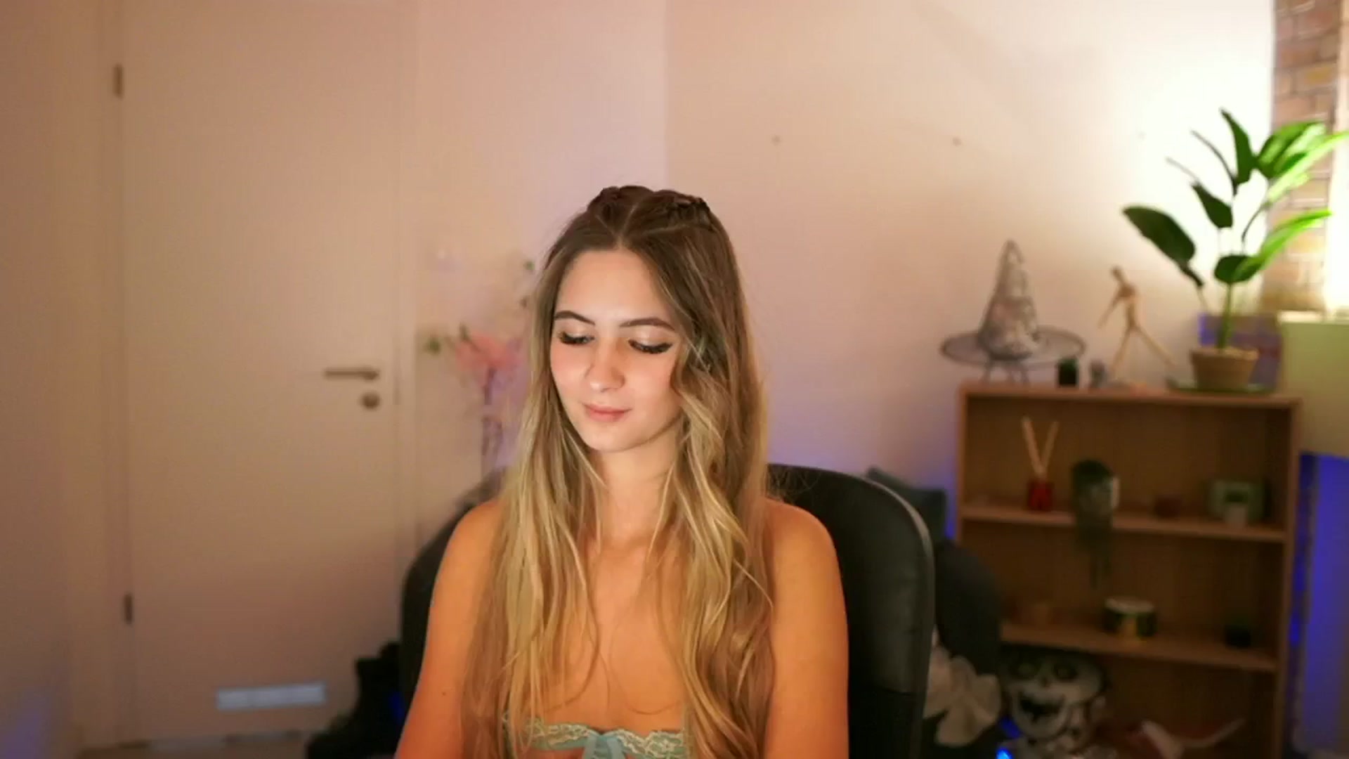 Gallery image thumbnail from CuteGirl_18's myfreecams stream on, 12/08/2024, 18:48 image 7 of 20