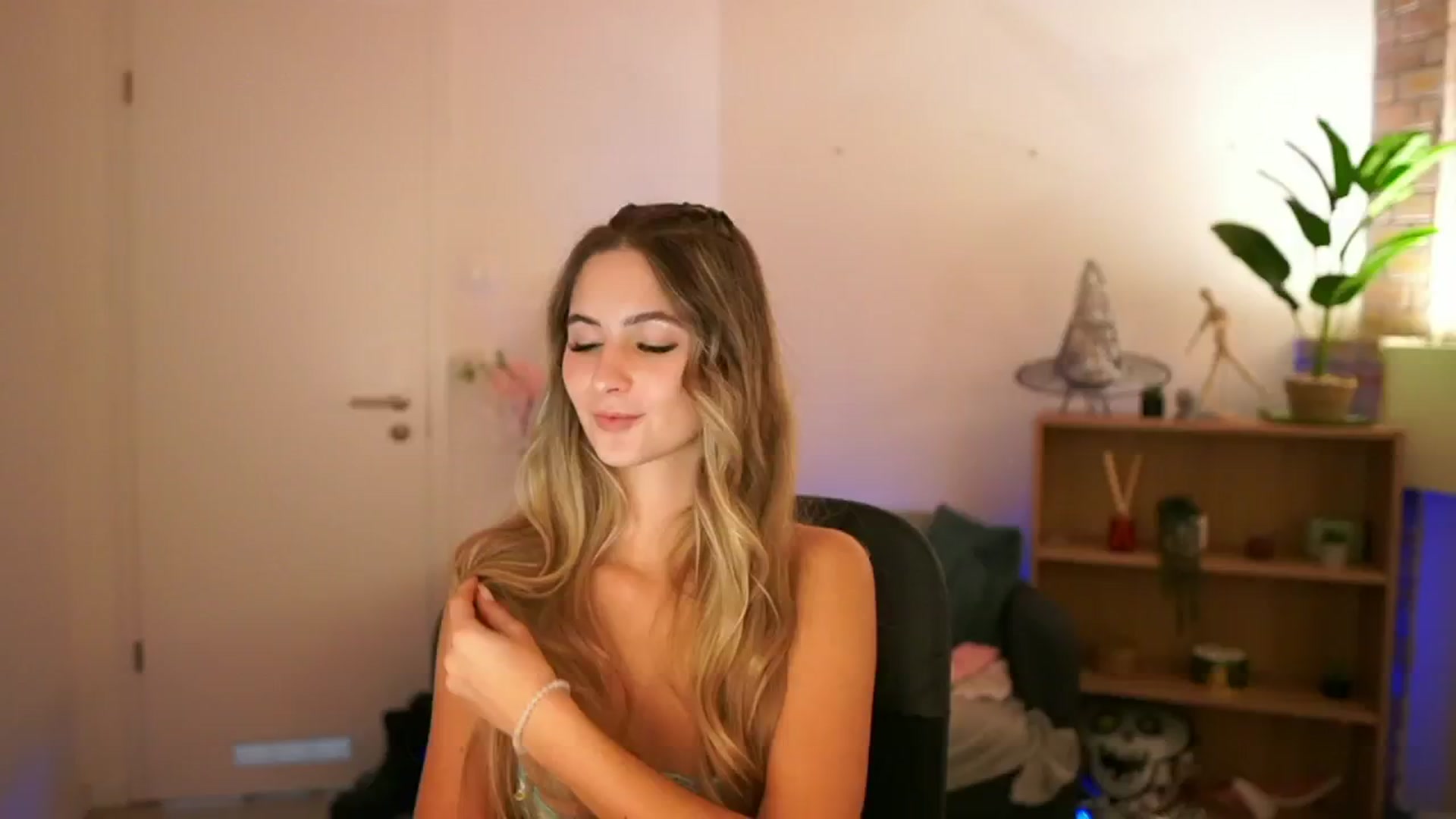 Gallery image thumbnail from CuteGirl_18's myfreecams stream on, 12/08/2024, 18:48 image 15 of 20