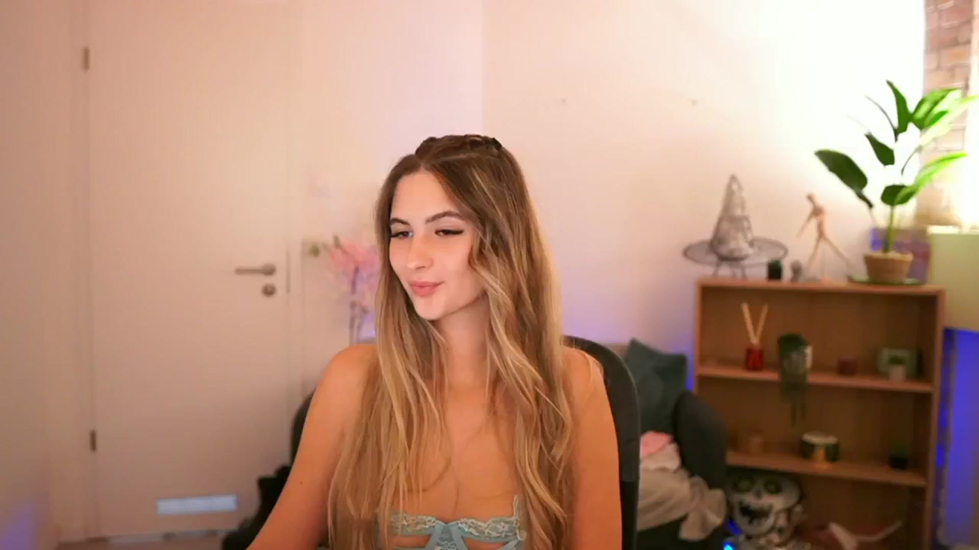 Gallery image thumbnail from CuteGirl_18's myfreecams stream on, 12/08/2024, 18:48 image 2 of 20