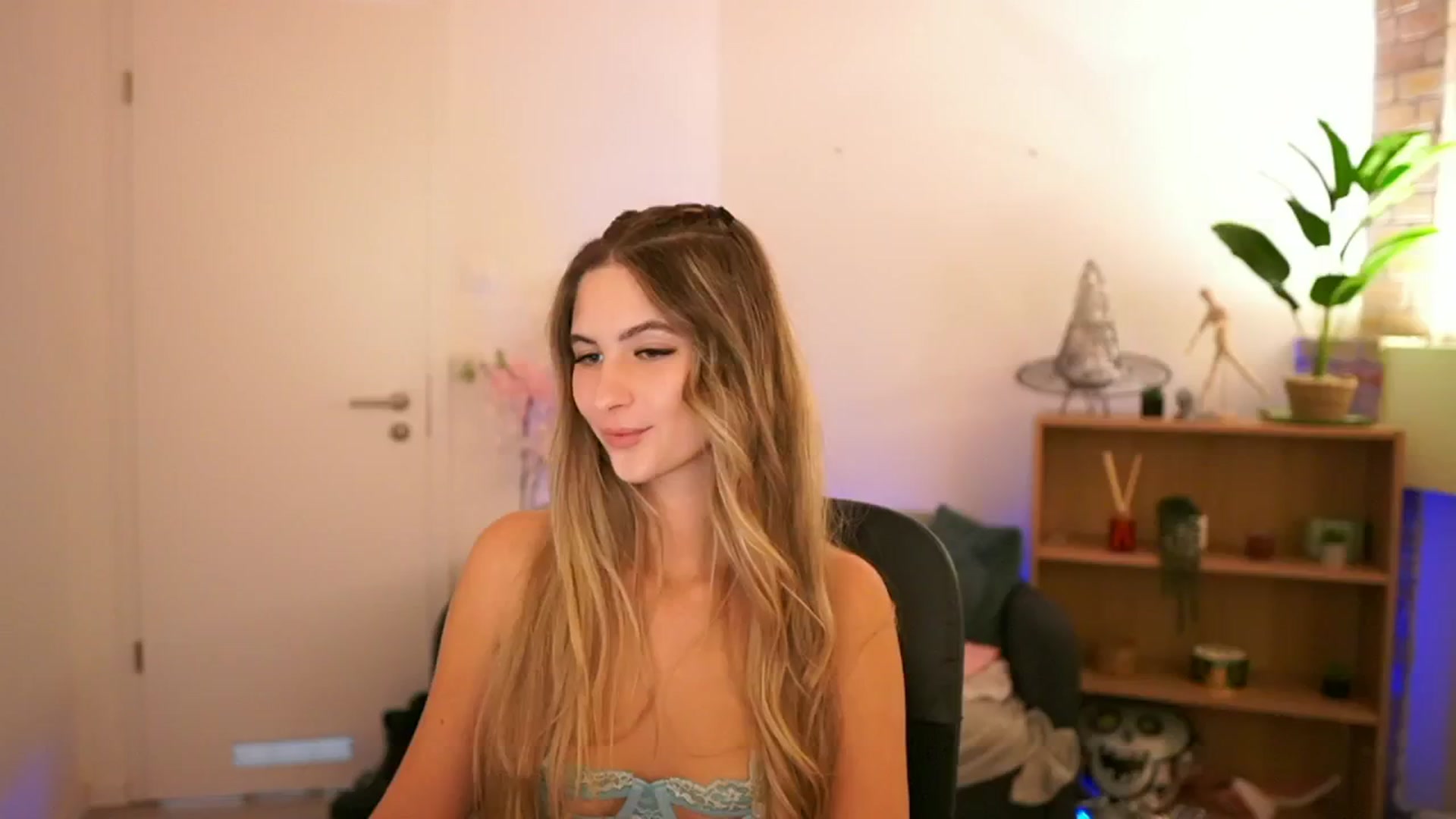 Gallery image thumbnail from CuteGirl_18's myfreecams stream on, 12/08/2024, 18:48 image 3 of 20