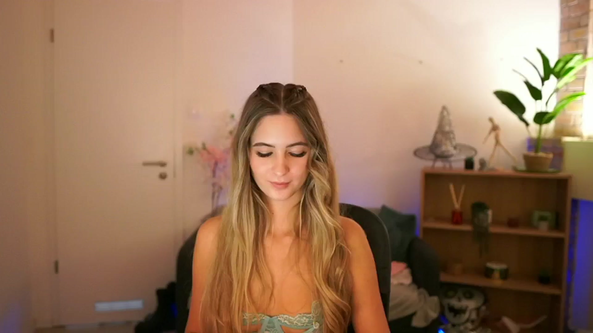 Gallery image thumbnail from CuteGirl_18's myfreecams stream on, 12/08/2024, 18:48 image 14 of 20
