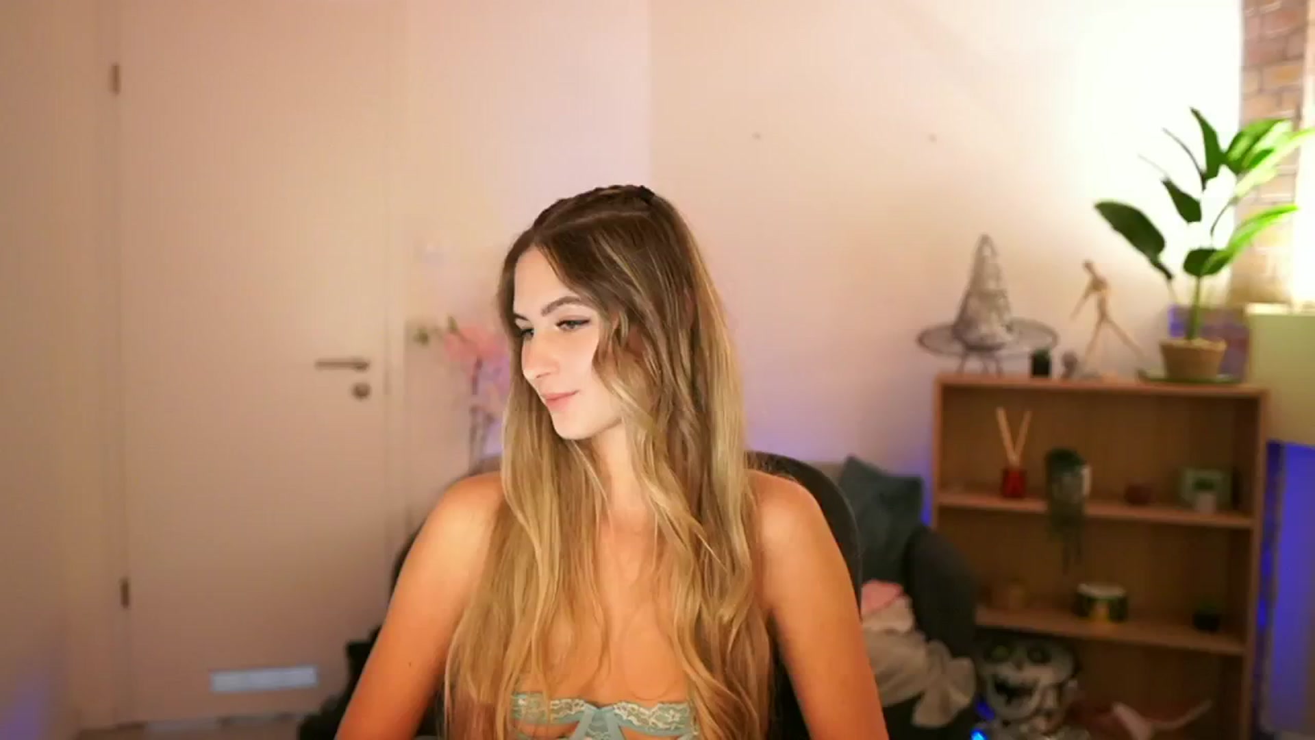Gallery image thumbnail from CuteGirl_18's myfreecams stream on, 12/08/2024, 18:48 image 12 of 20