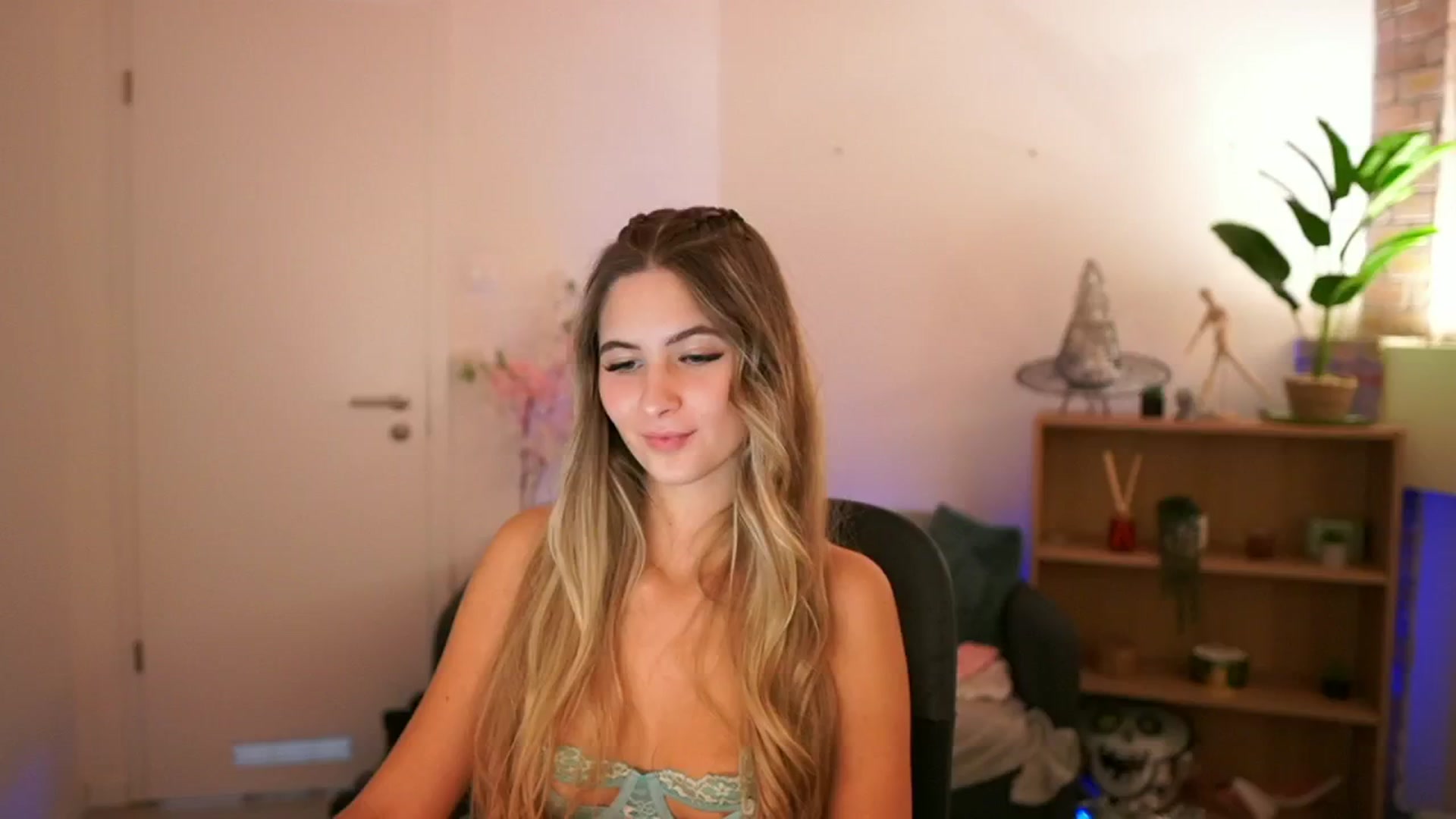 Gallery image thumbnail from CuteGirl_18's myfreecams stream on, 12/08/2024, 18:48 image 20 of 20